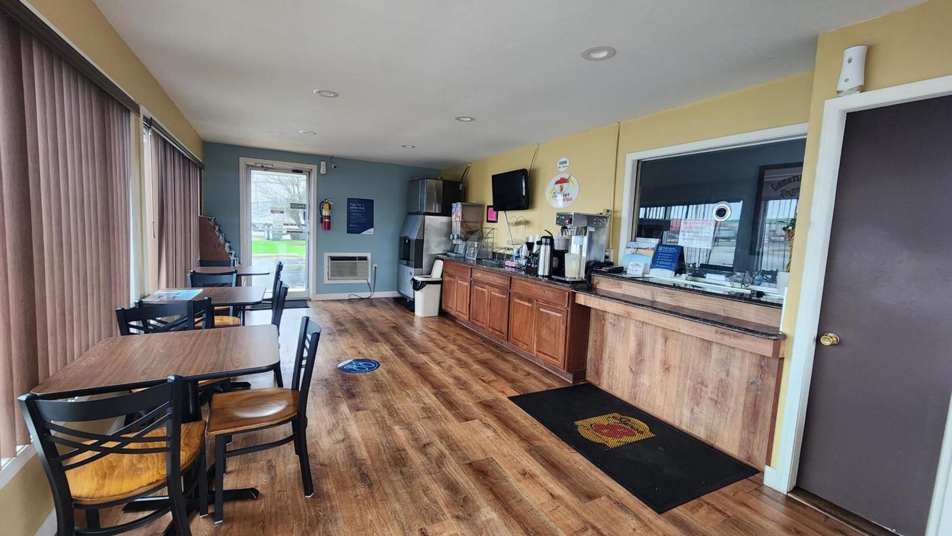 Super 8 by Wyndham Centerville-Richmond photo 2