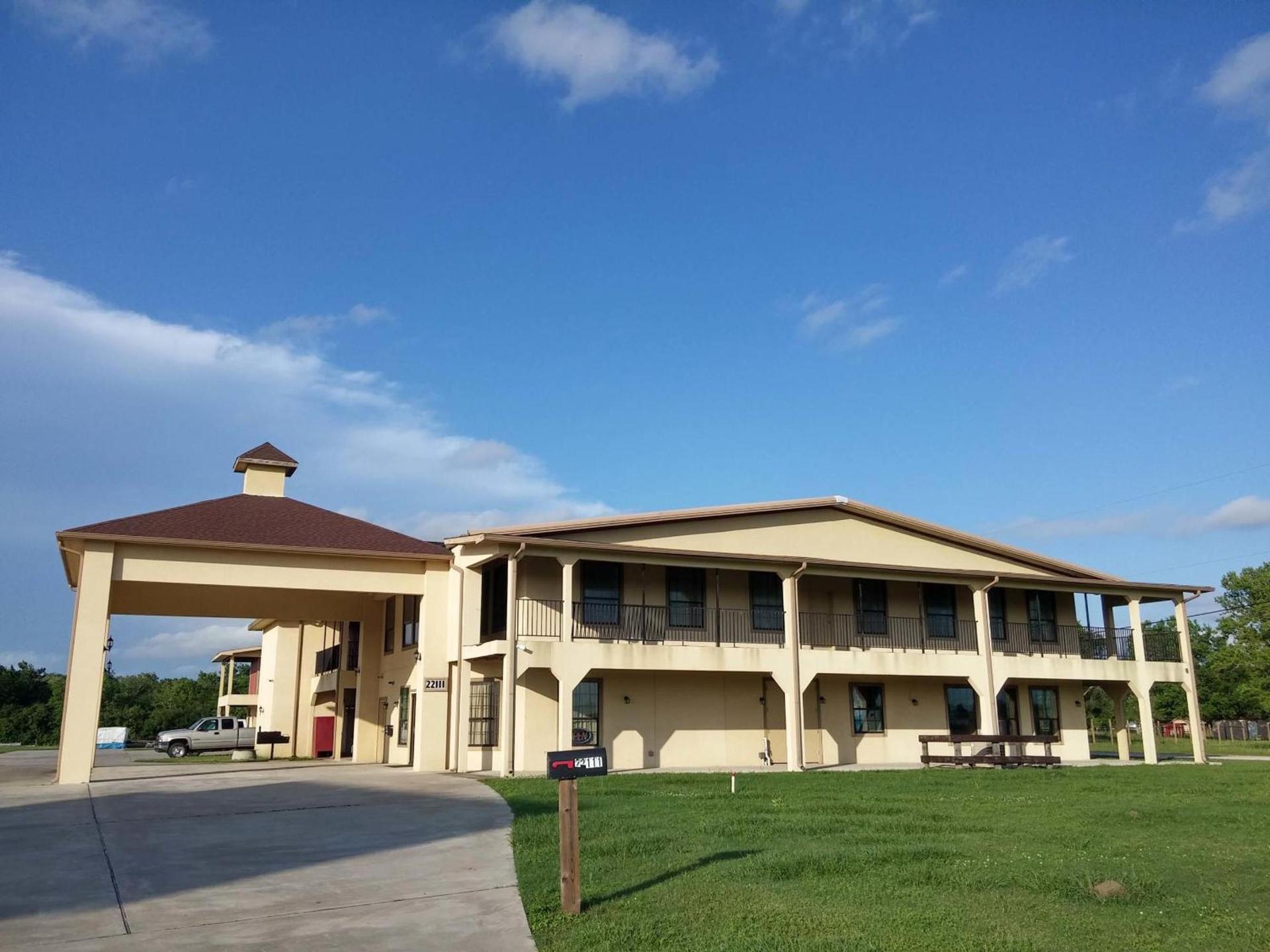 Country Regency Inn & Suites photo 1