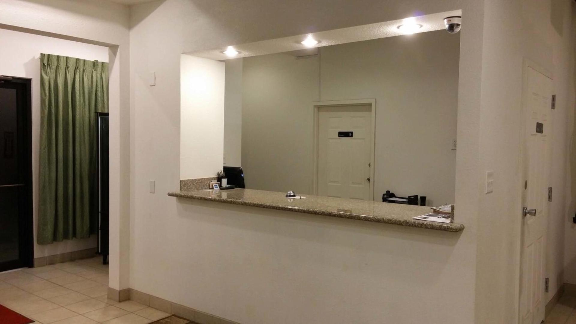 Country Regency Inn & Suites photo 4