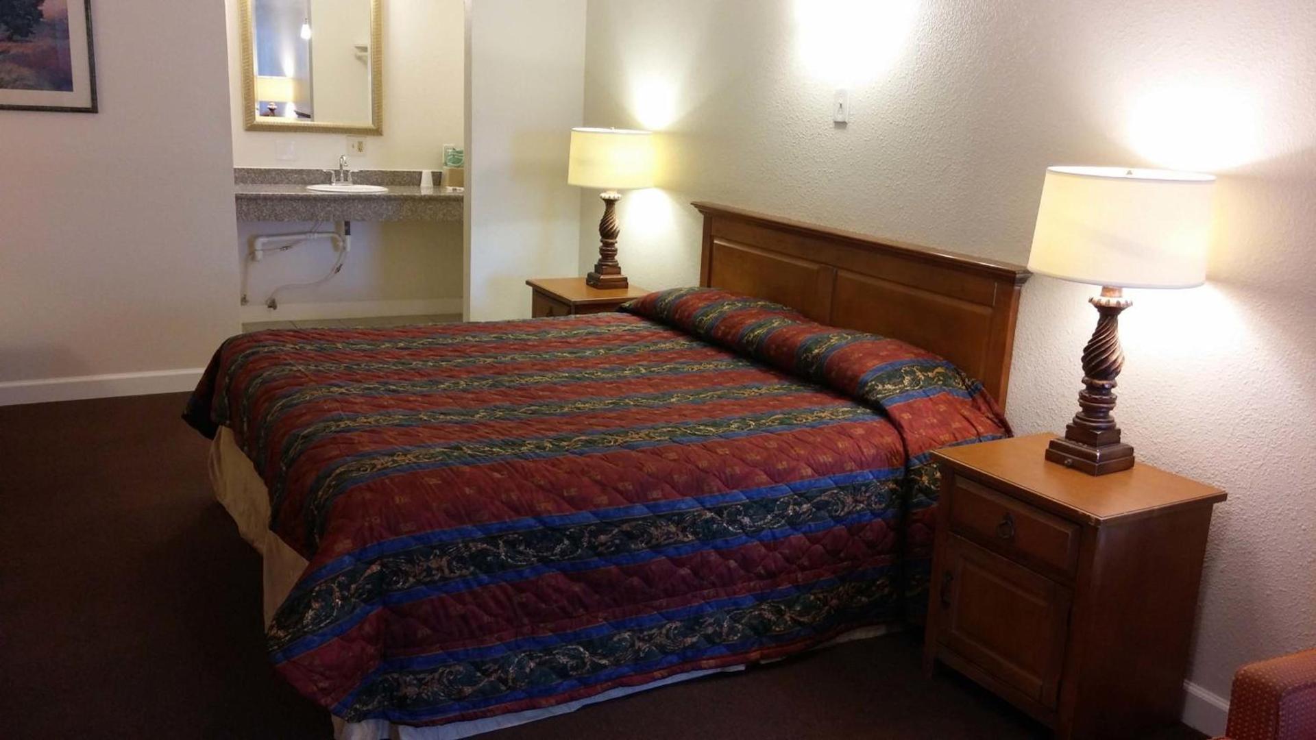 Country Regency Inn & Suites photo 28