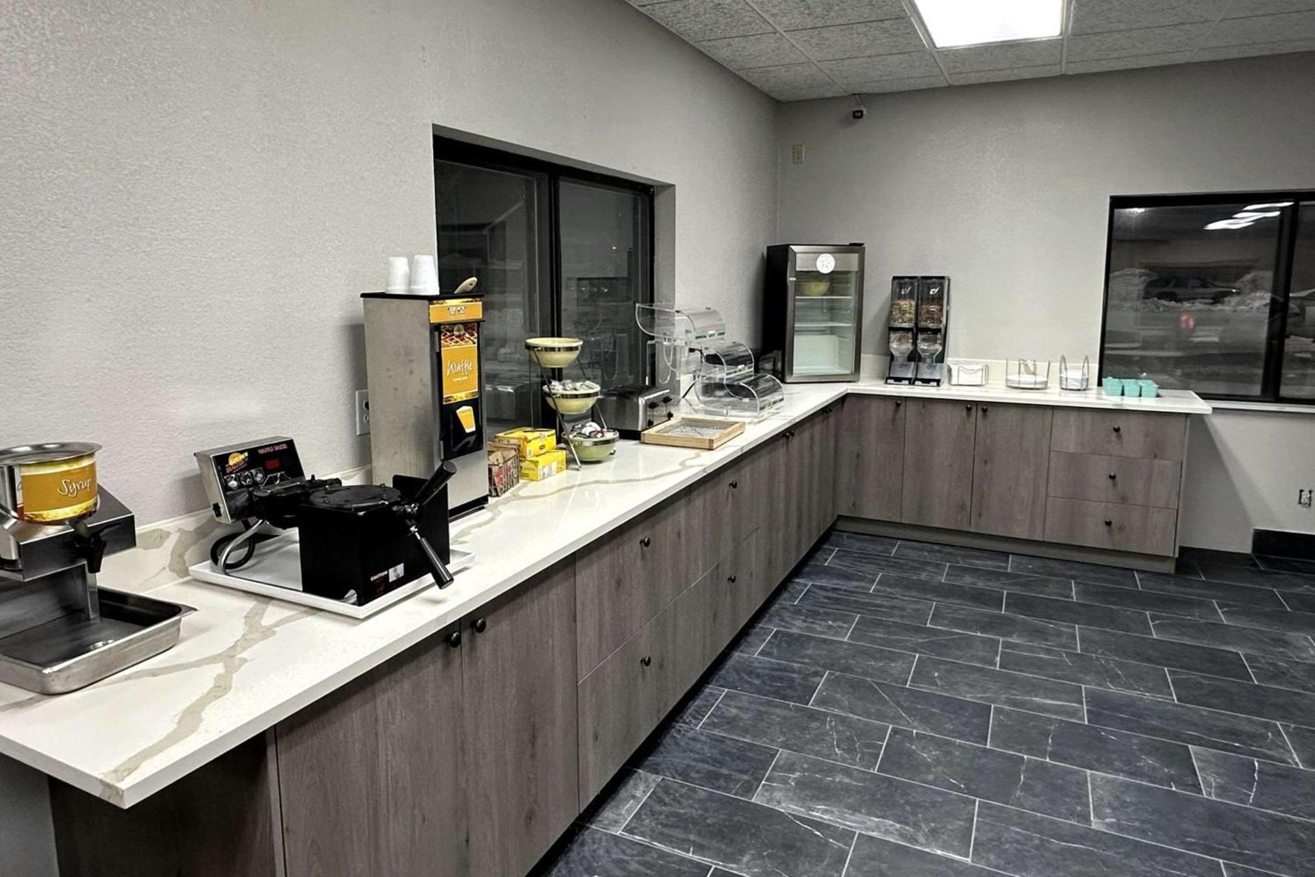 Quality Suites Near West Acres photo 32