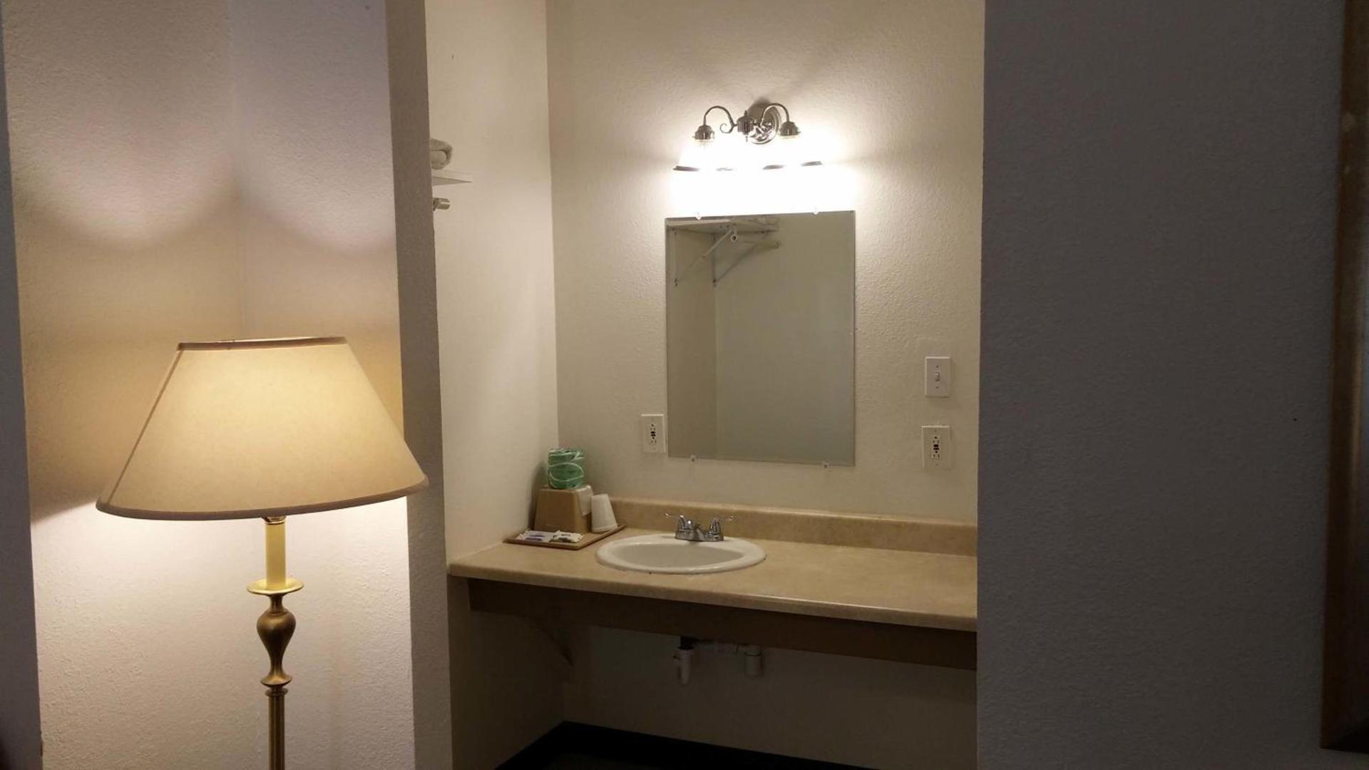 Country Regency Inn & Suites photo 39