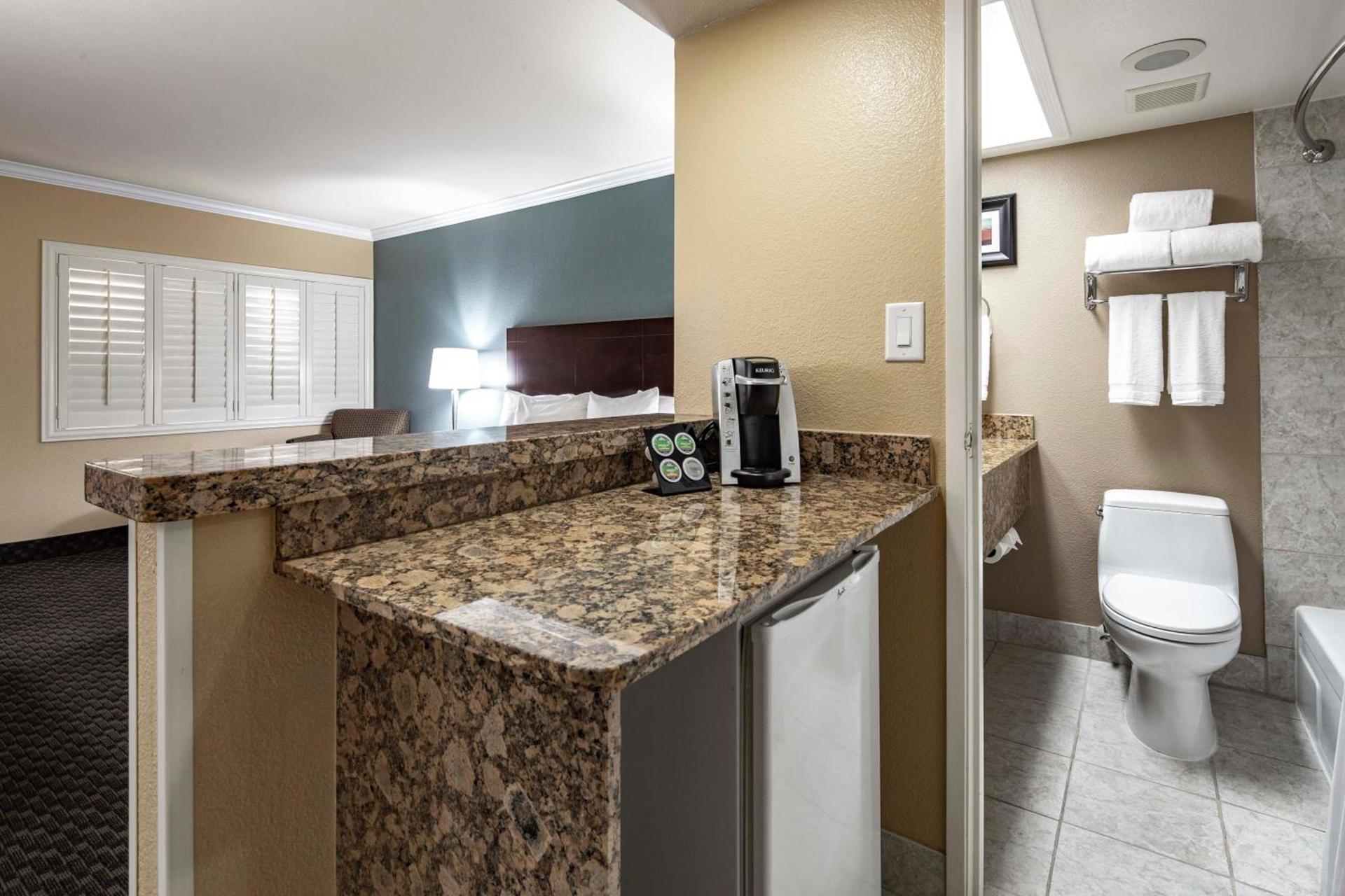 Best Western Plus Casino Royale - Center Strip photo 35