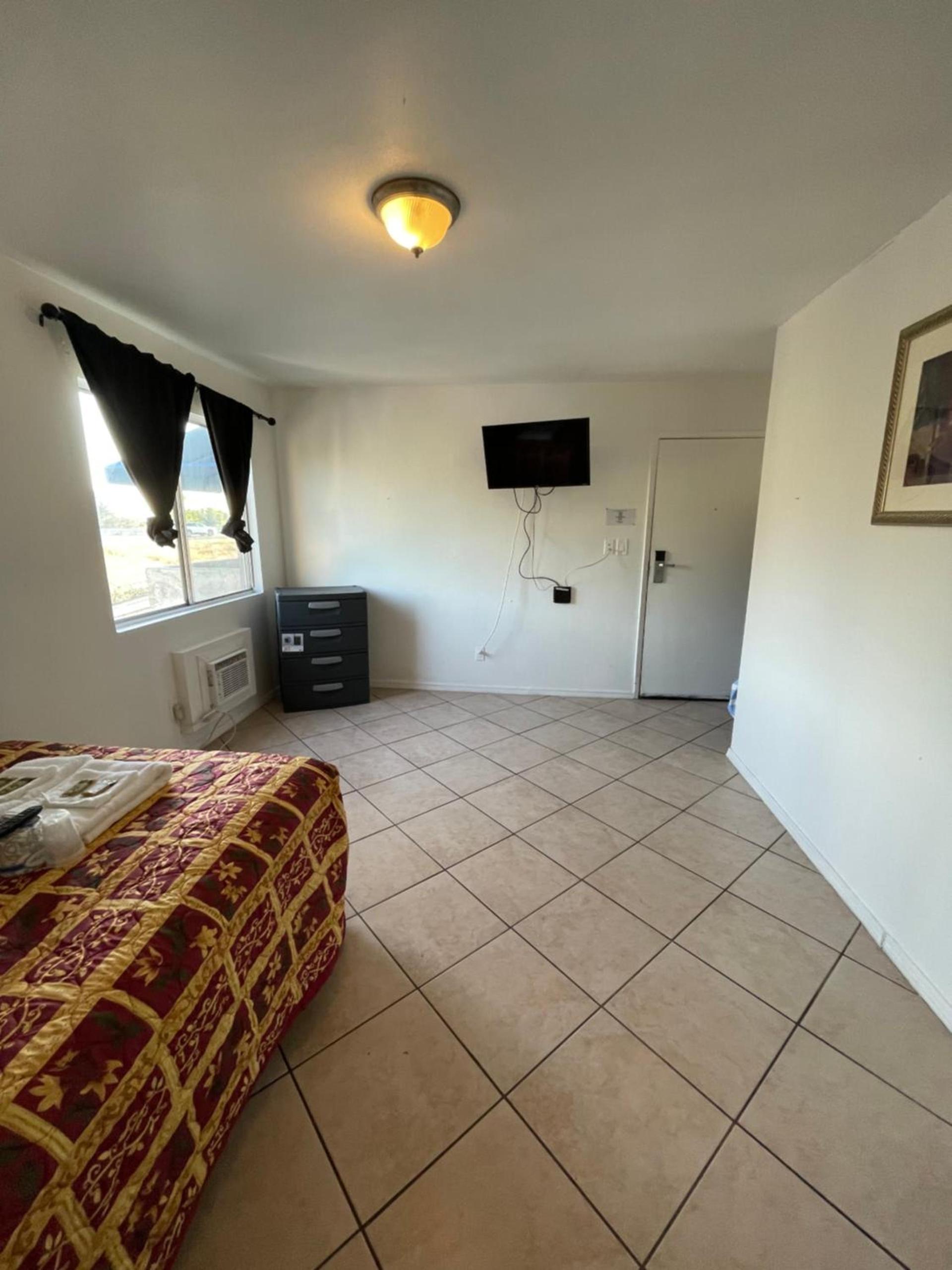 Crown Inn & Suites photo 14