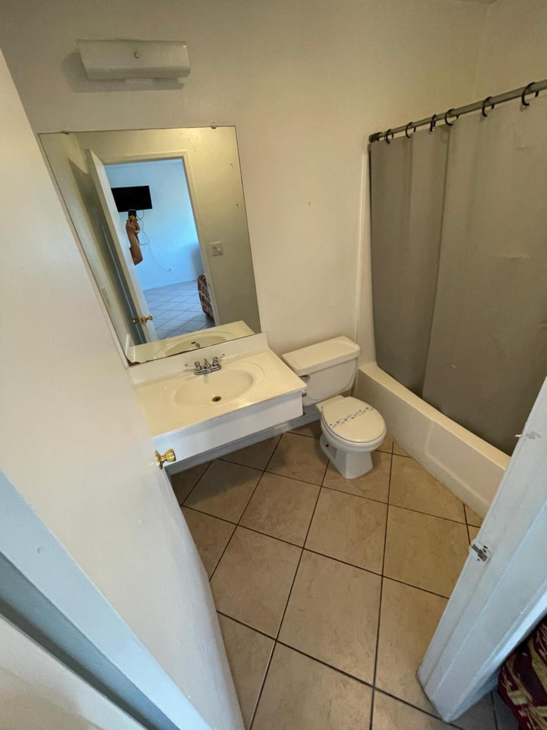 Crown Inn & Suites photo 7