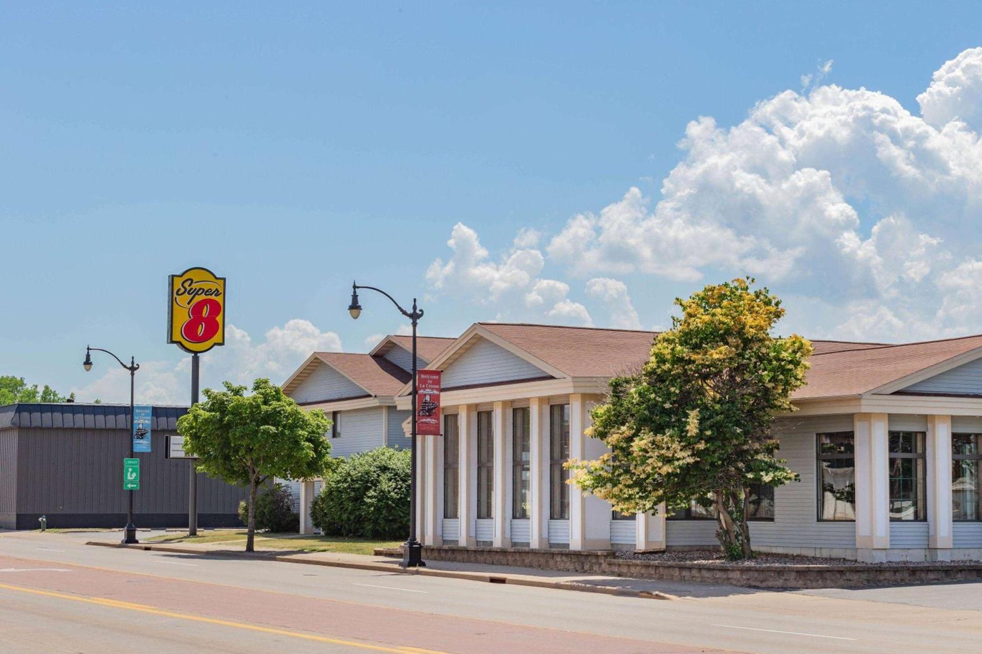 Super 8 by Wyndham La Crosse photo 3