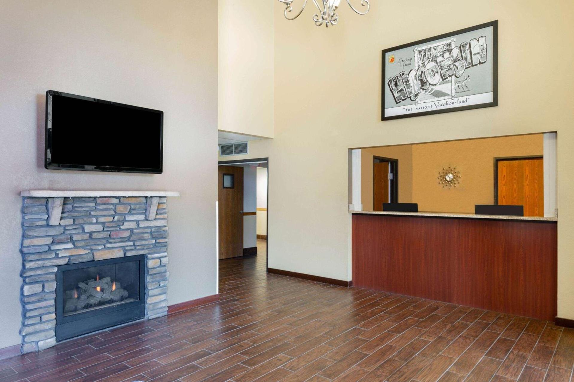 Super 8 by Wyndham La Crosse photo 5