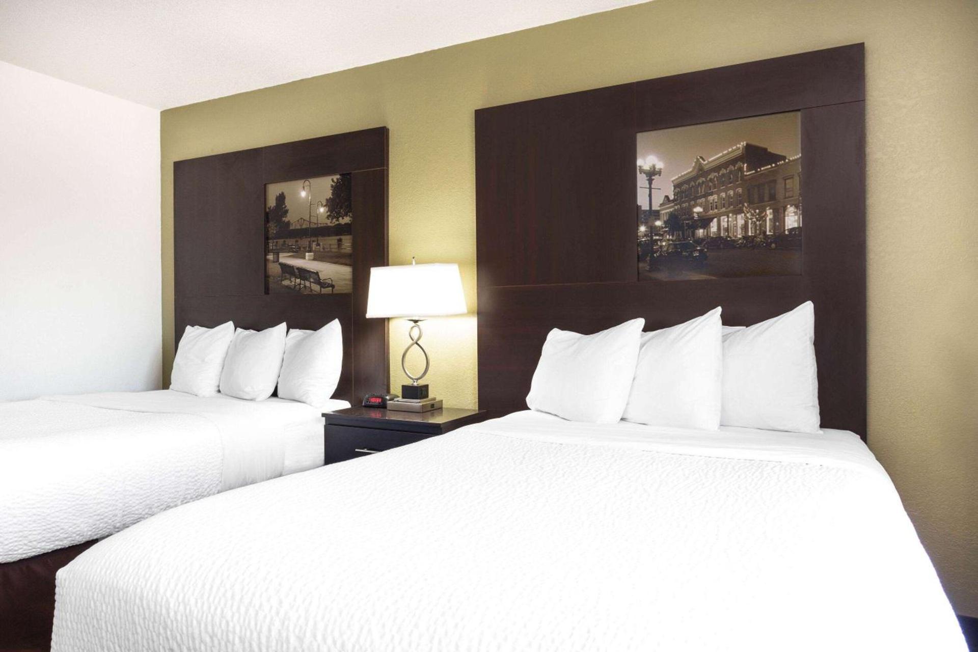Super 8 by Wyndham La Crosse photo 13