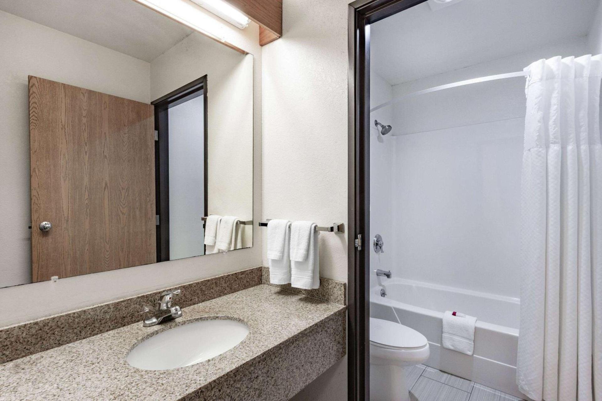 Super 8 by Wyndham La Crosse photo 15
