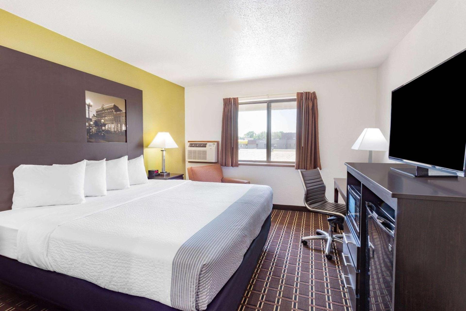 Super 8 by Wyndham La Crosse photo 16