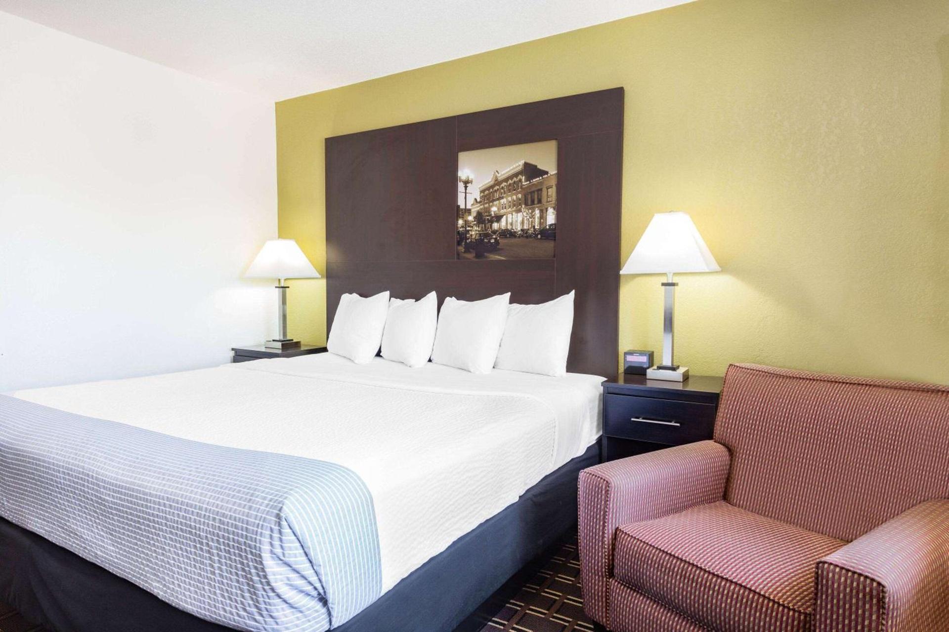 Super 8 by Wyndham La Crosse photo 17