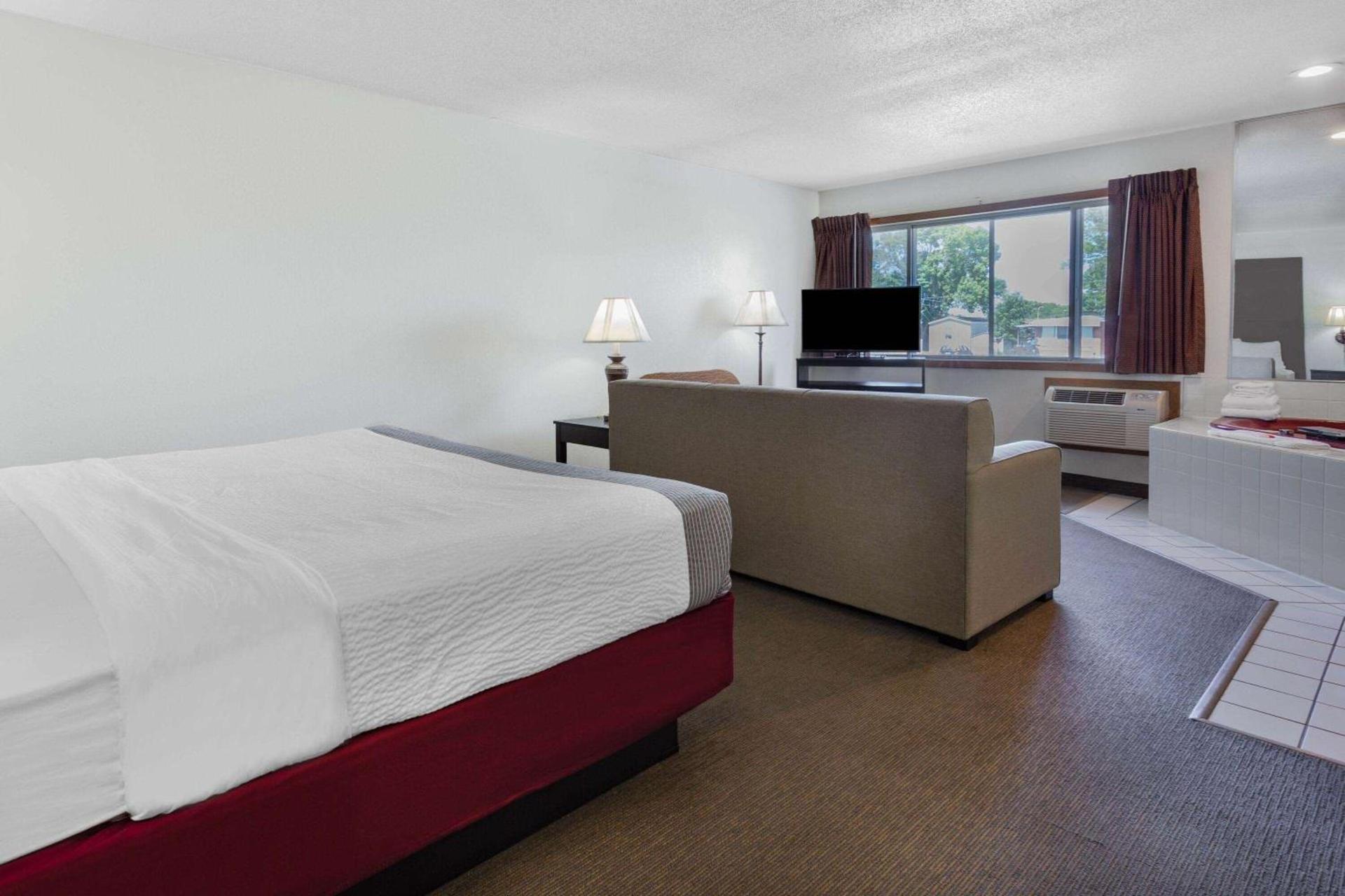Super 8 by Wyndham La Crosse photo 24