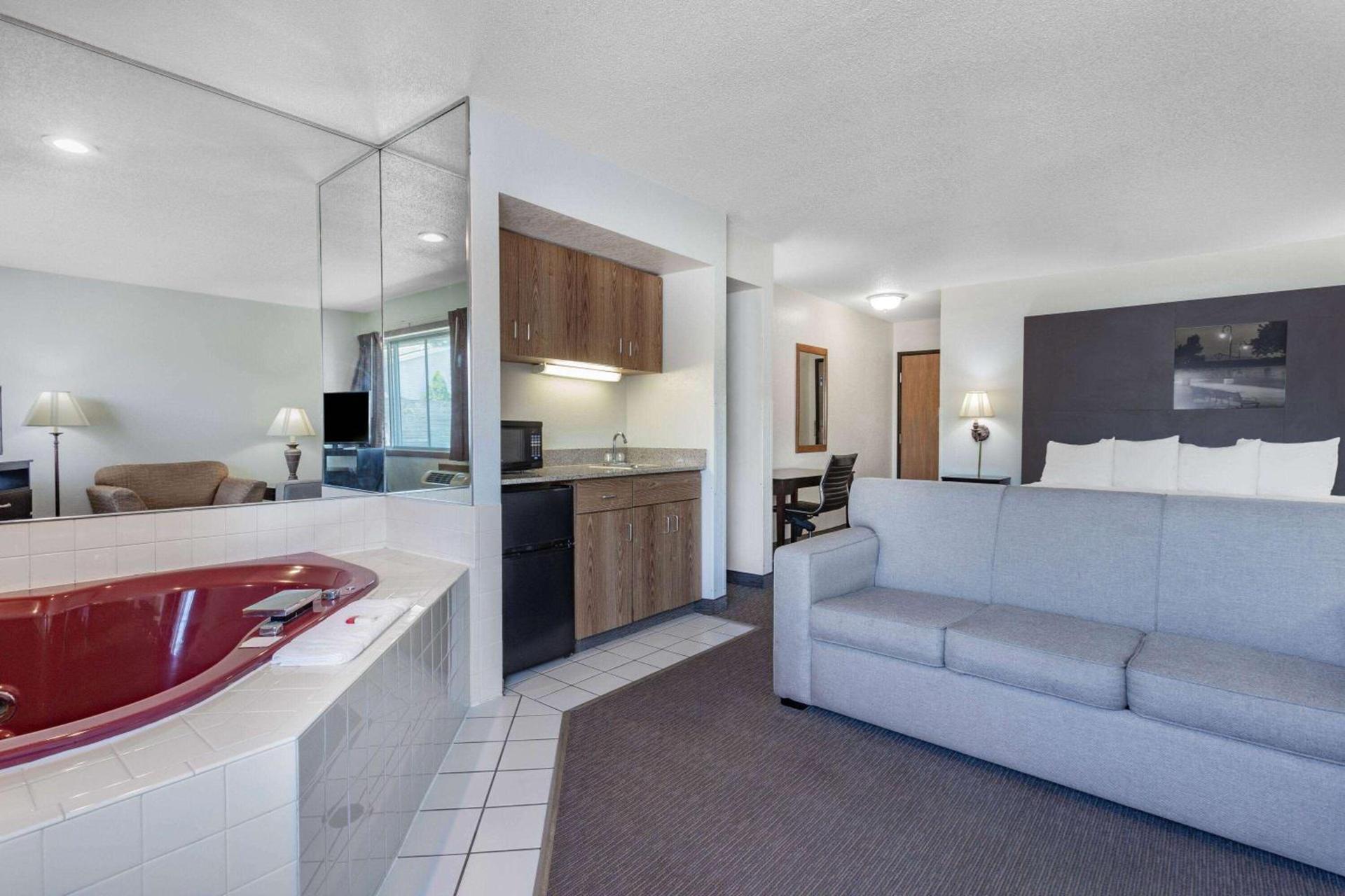 Super 8 by Wyndham La Crosse photo 25