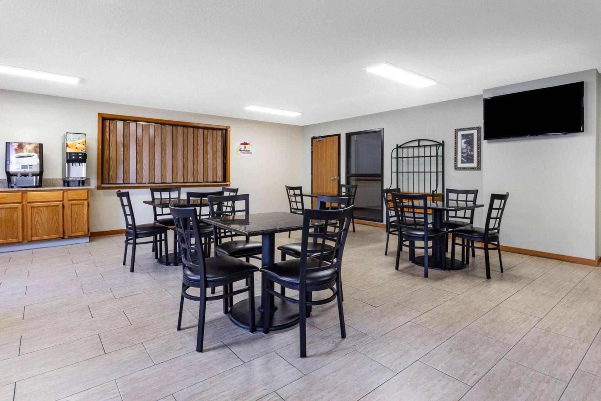 Super 8 by Wyndham La Crosse photo 30