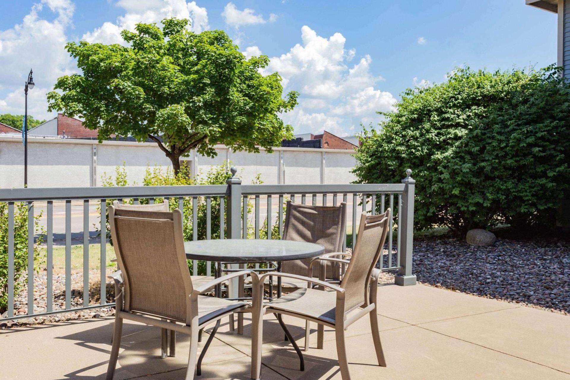 Super 8 by Wyndham La Crosse photo 33