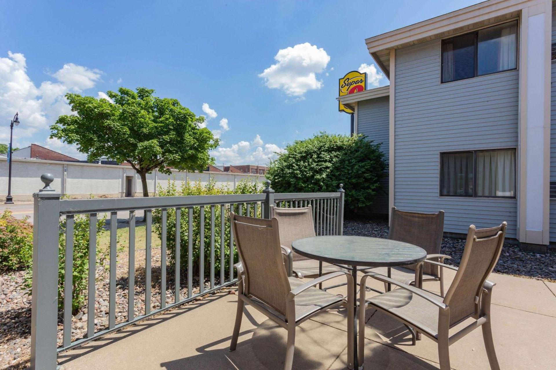 Super 8 by Wyndham La Crosse photo 32