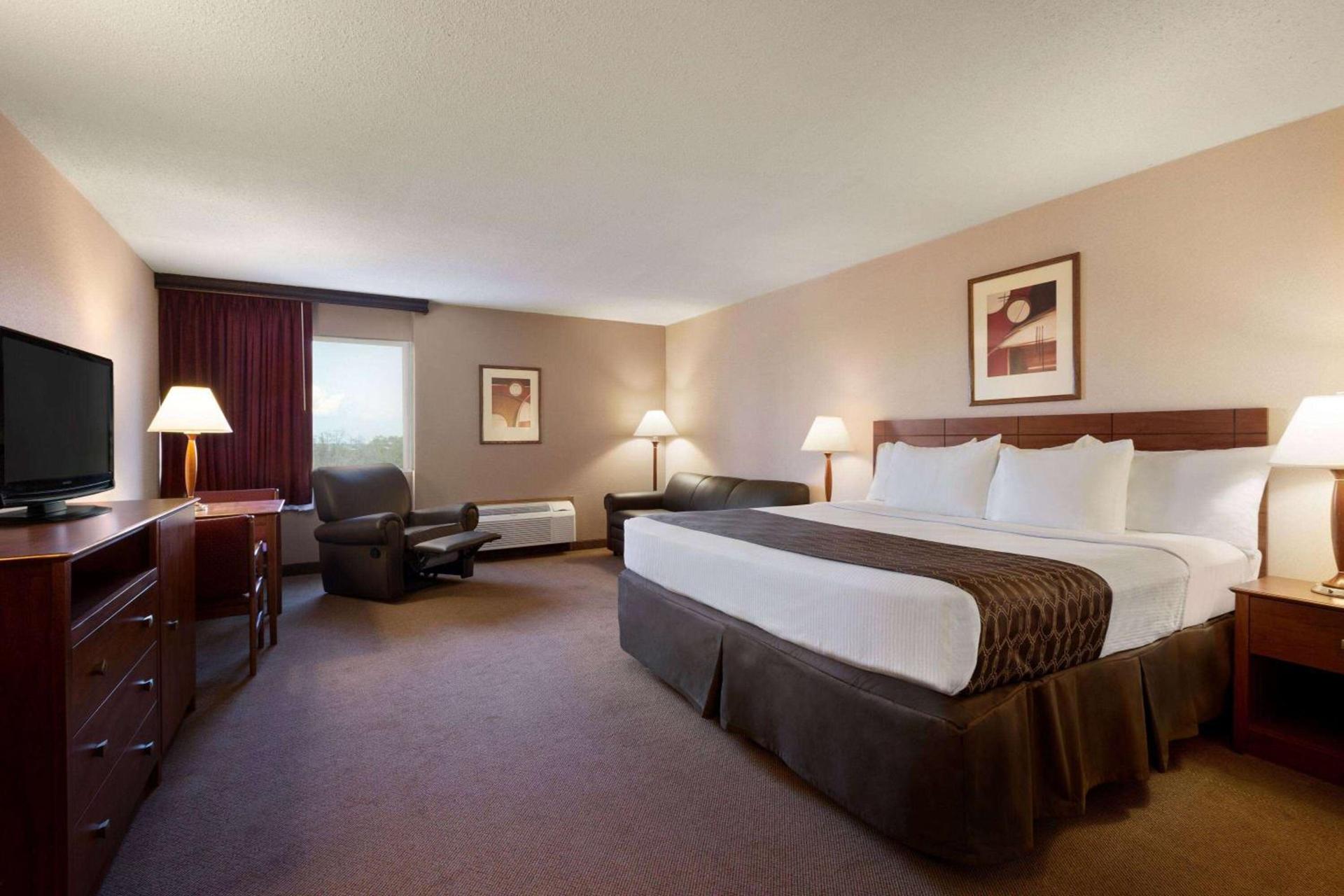 Ramada by Wyndham Bismarck photo 9