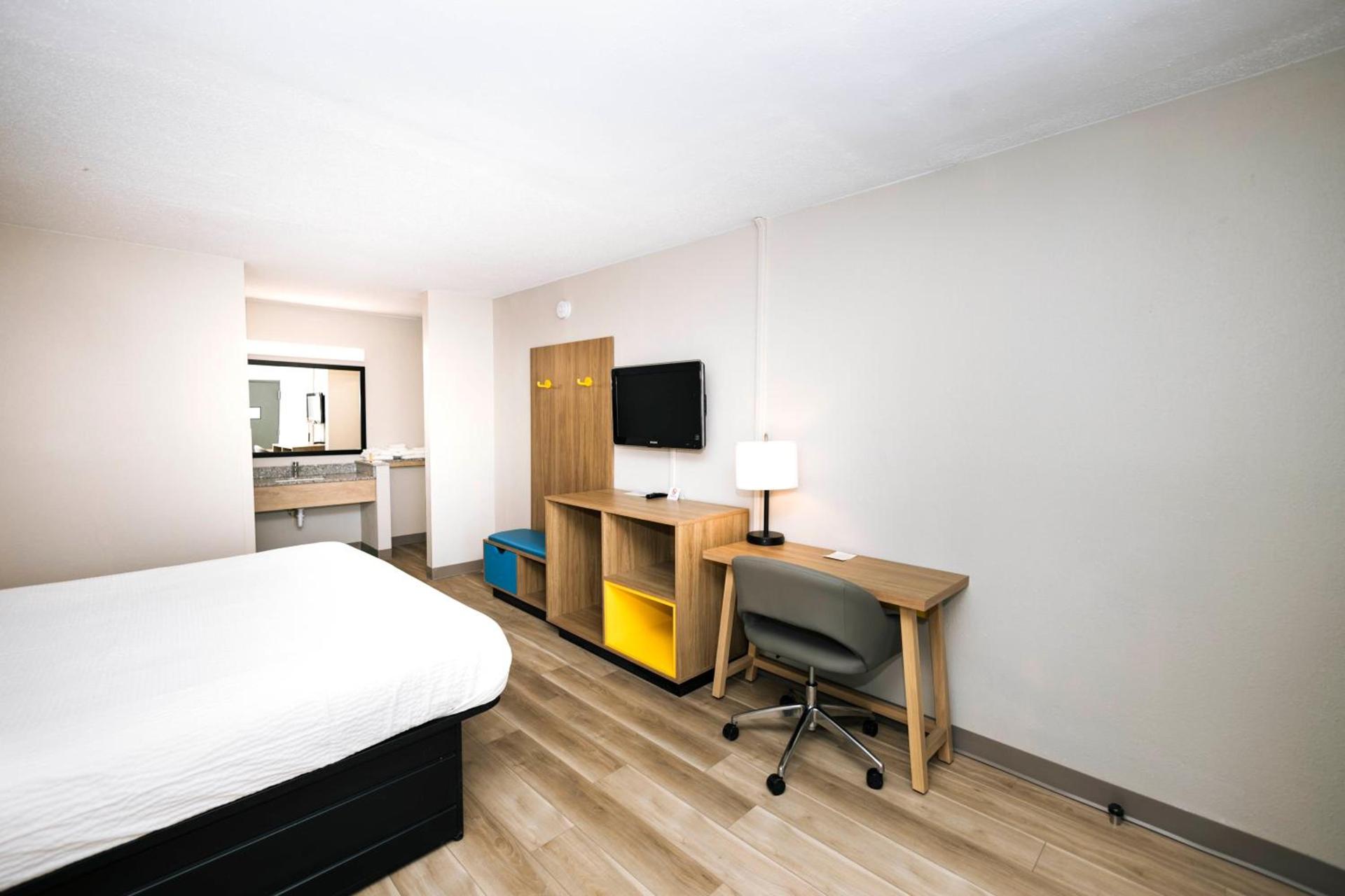 Days Inn by Wyndham Cincinnati East photo 35