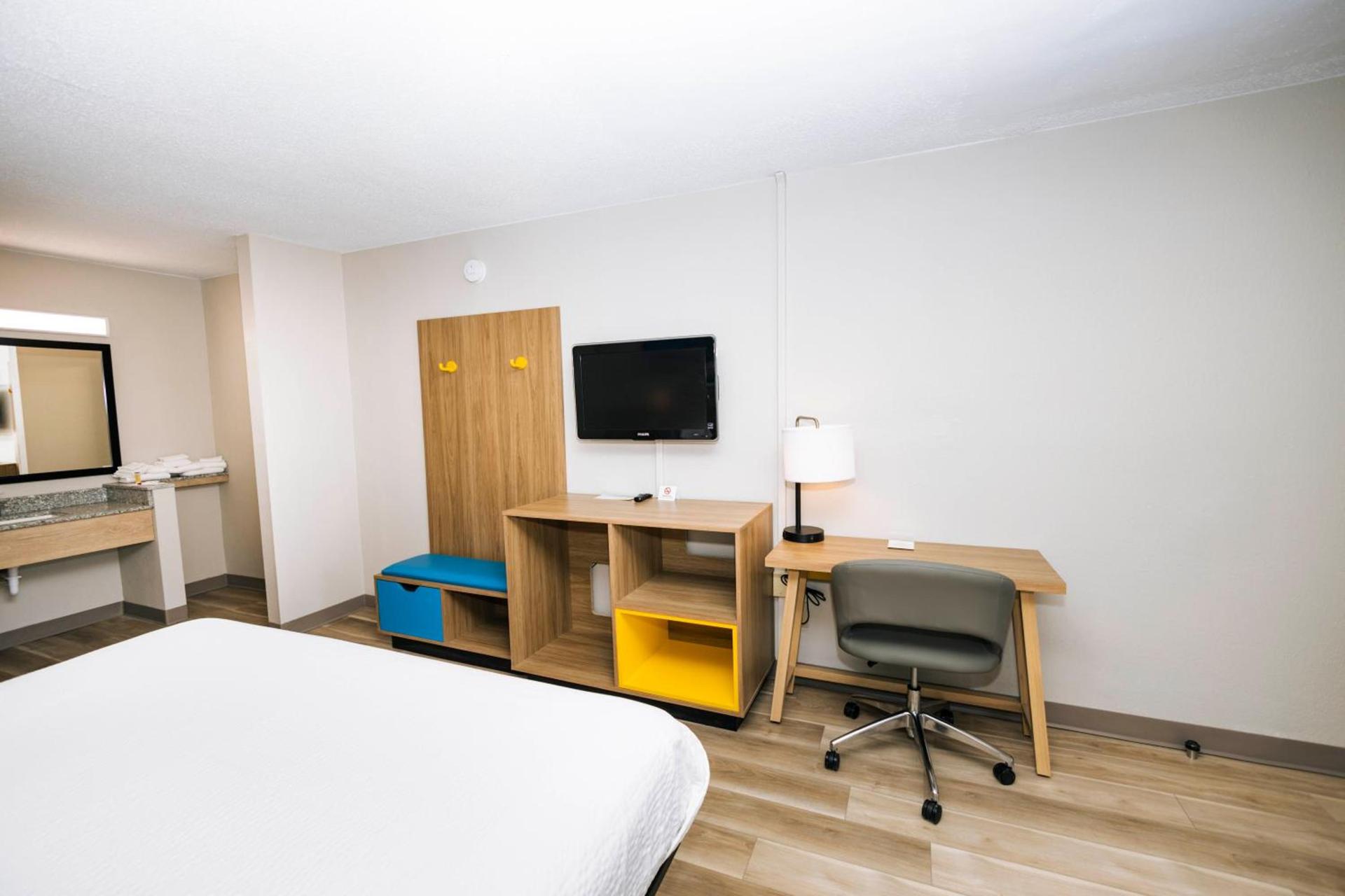 Days Inn by Wyndham Cincinnati East photo 37