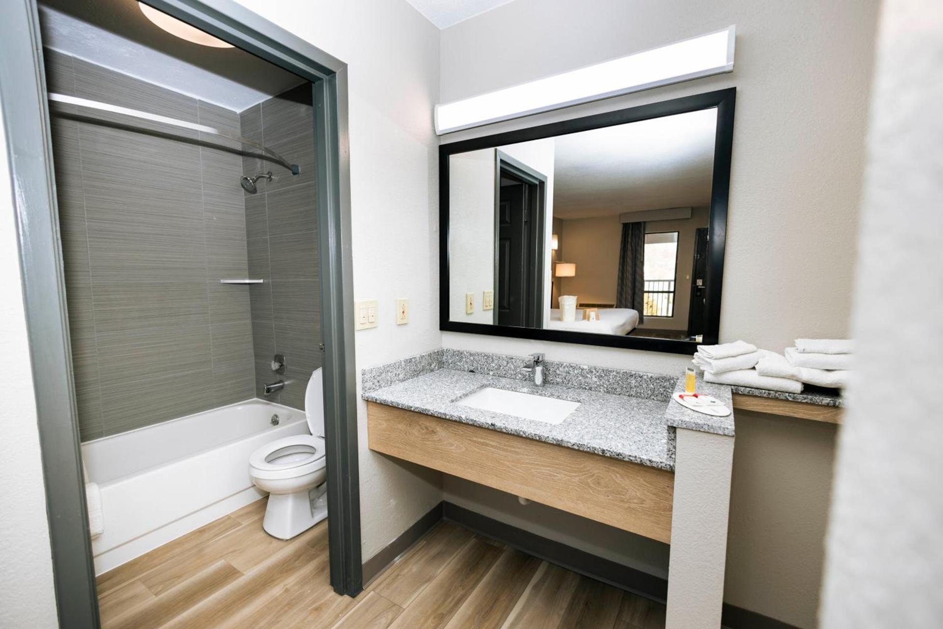 Days Inn by Wyndham Cincinnati East photo 39