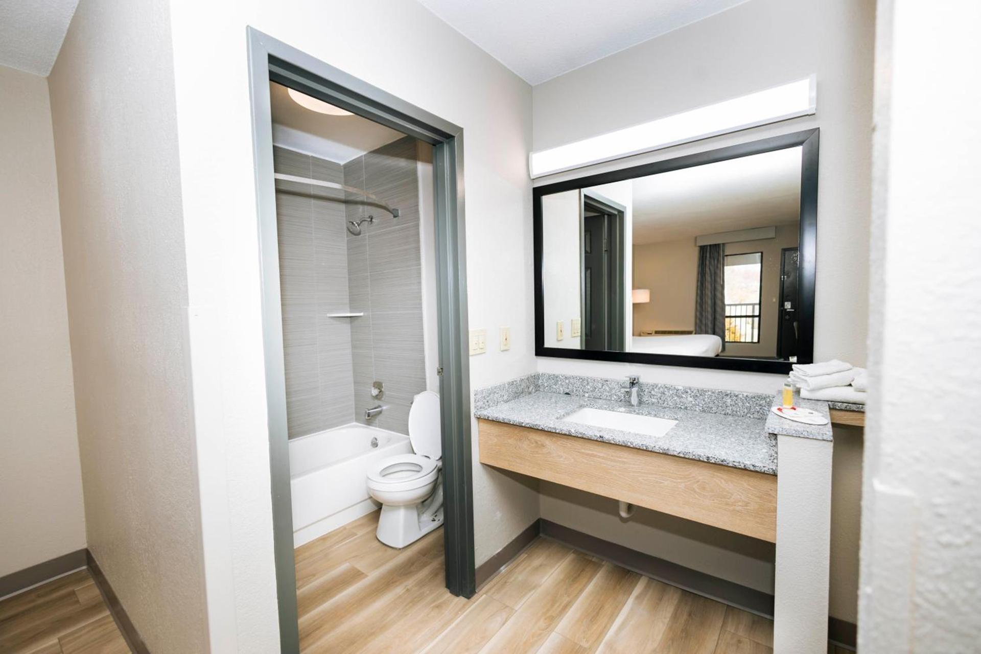 Days Inn by Wyndham Cincinnati East photo 49