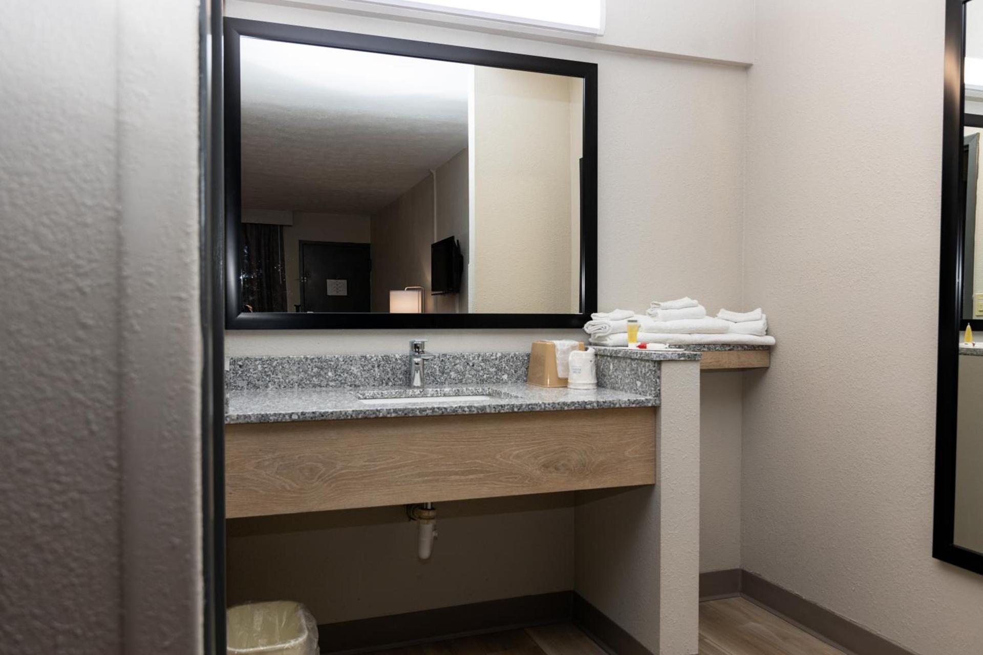 Days Inn by Wyndham Cincinnati East photo 50