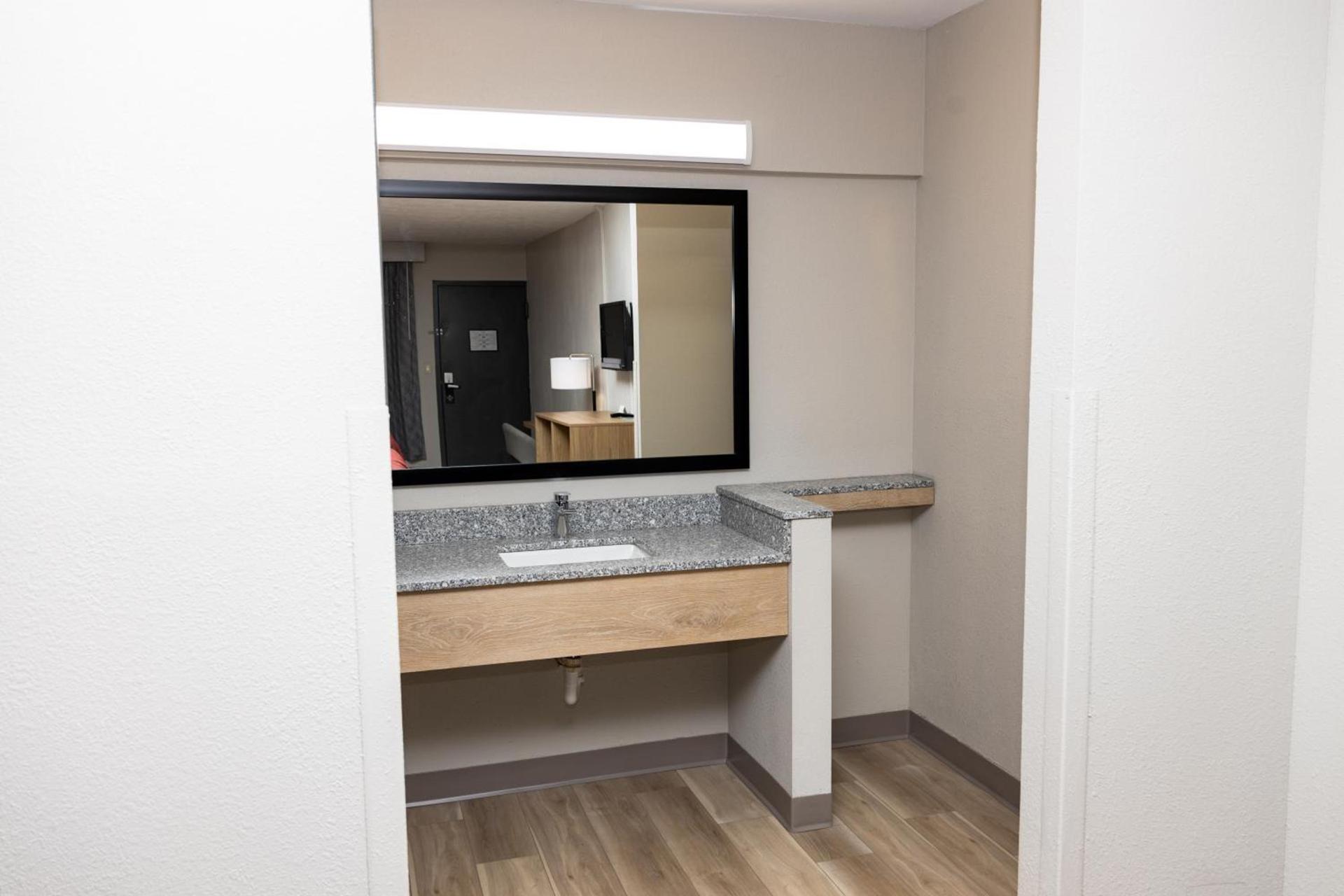 Days Inn by Wyndham Cincinnati East photo 51
