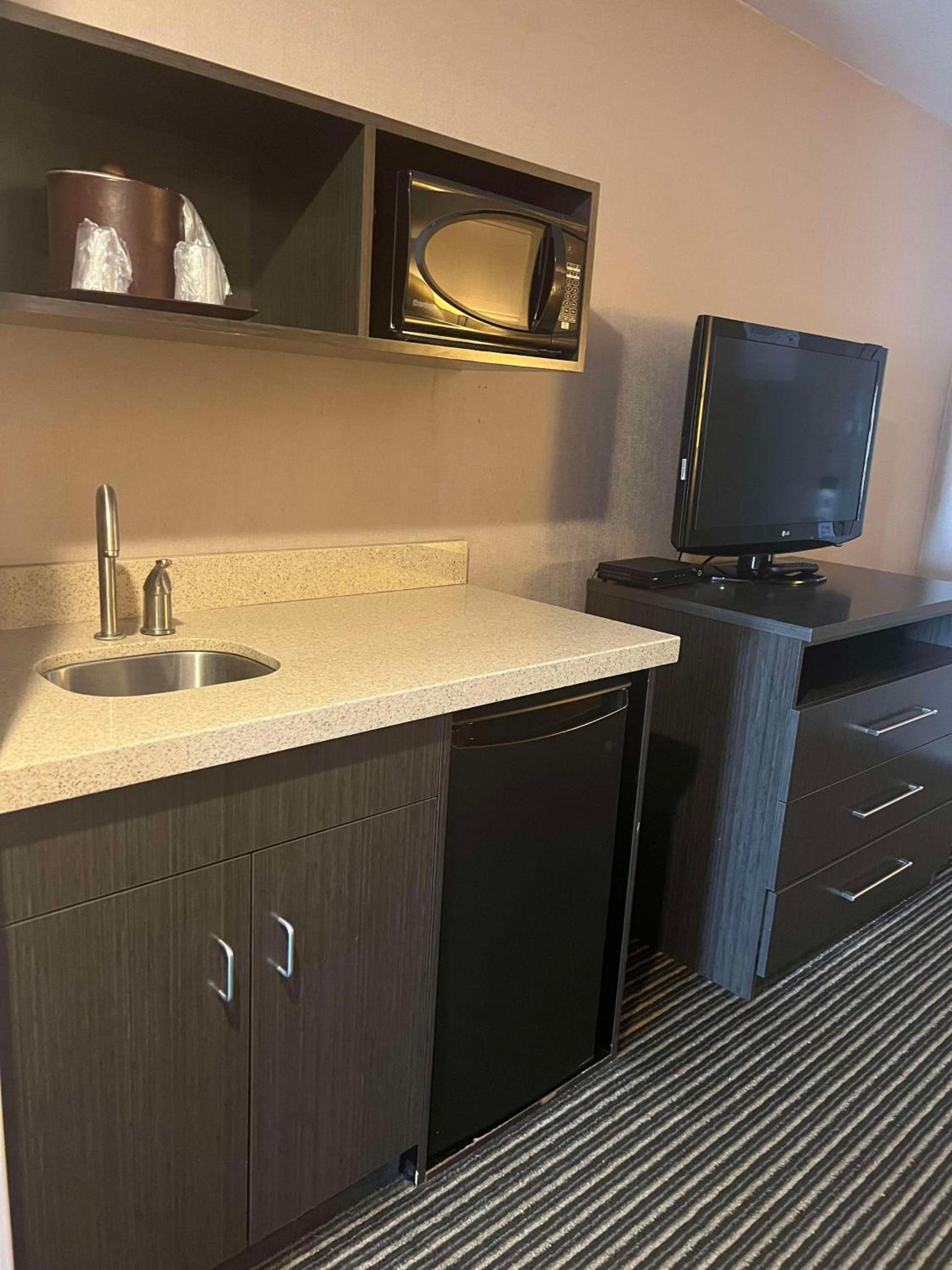 Best Western Plus Rama Inn & Suites photo 28
