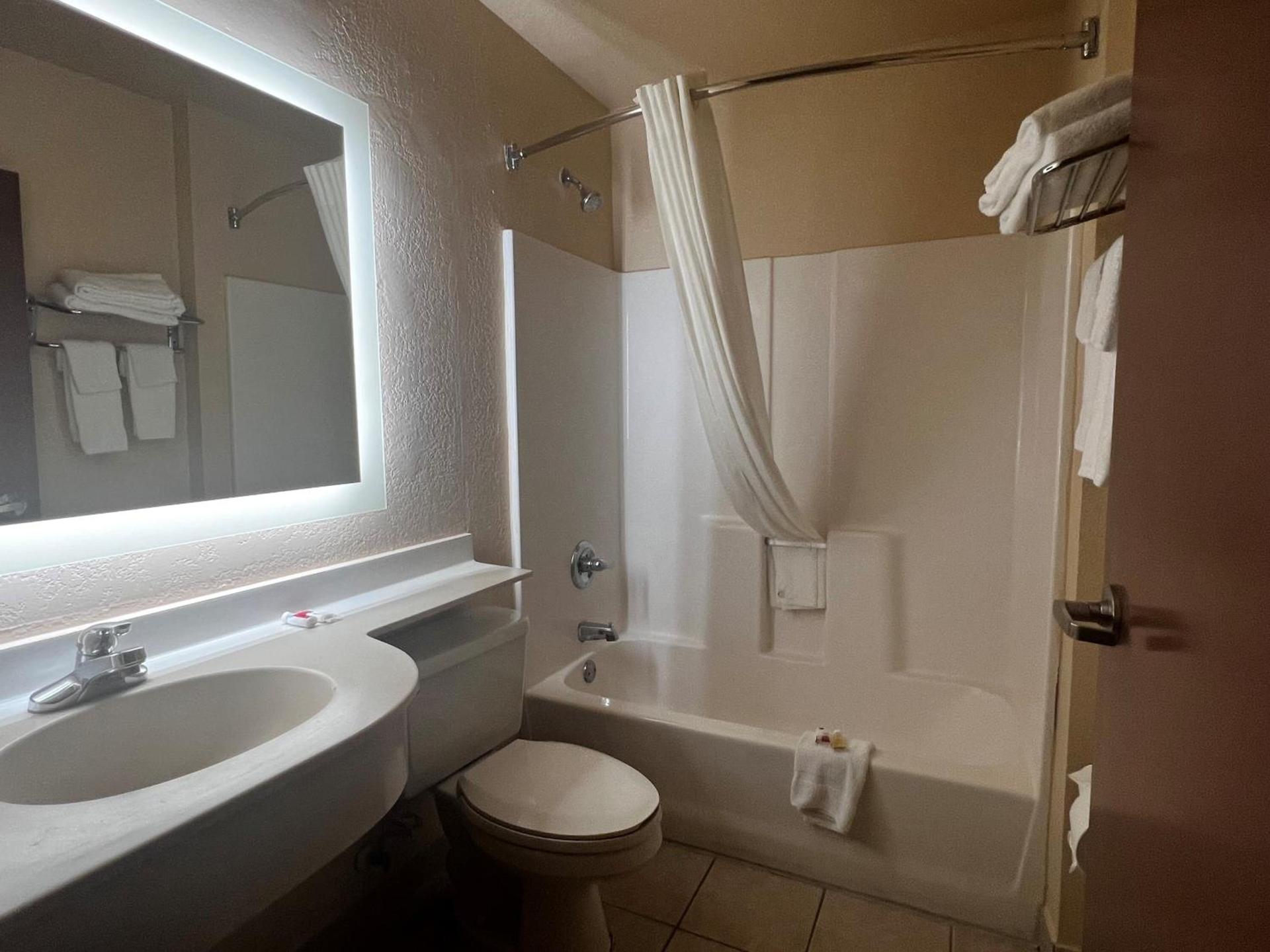 Microtel Inn & Suites by Wyndham Houston/Webster/Nasa/Clearlake photo 36