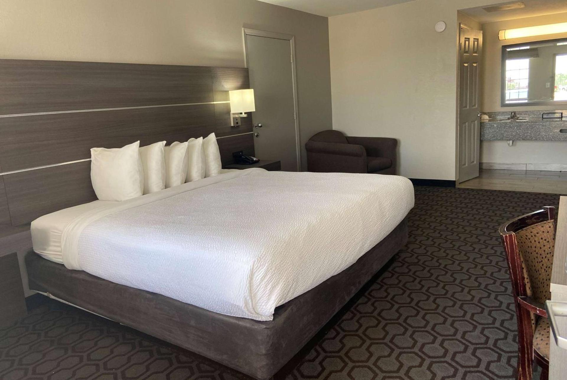 Days Inn by Wyndham Wagoner photo 7