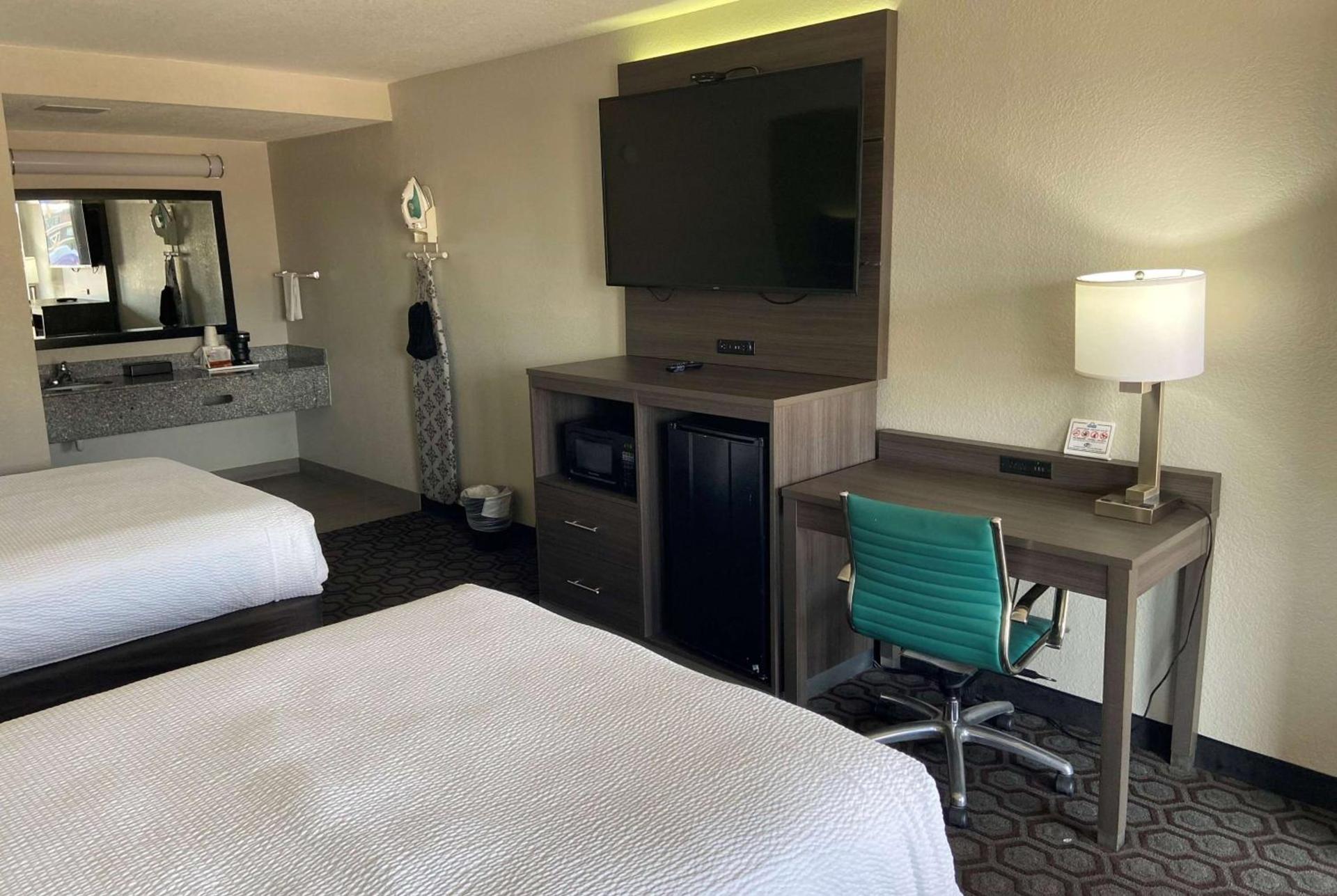 Days Inn by Wyndham Wagoner photo 8
