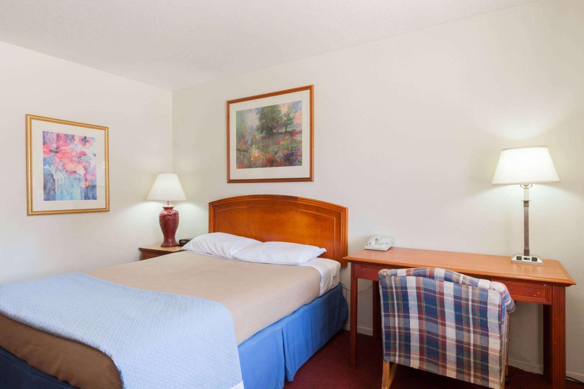 Days Inn by Wyndham Castaic Six Flags Magic Mountain photo 6