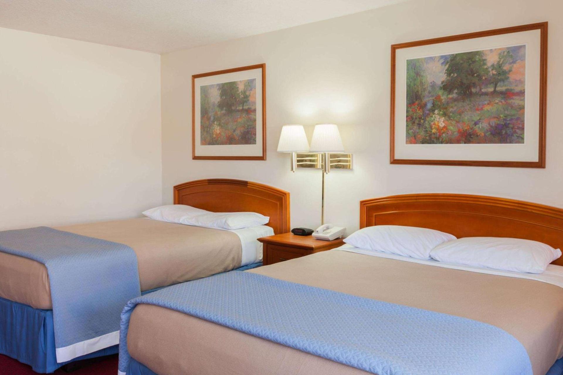 Days Inn by Wyndham Castaic Six Flags Magic Mountain photo 11