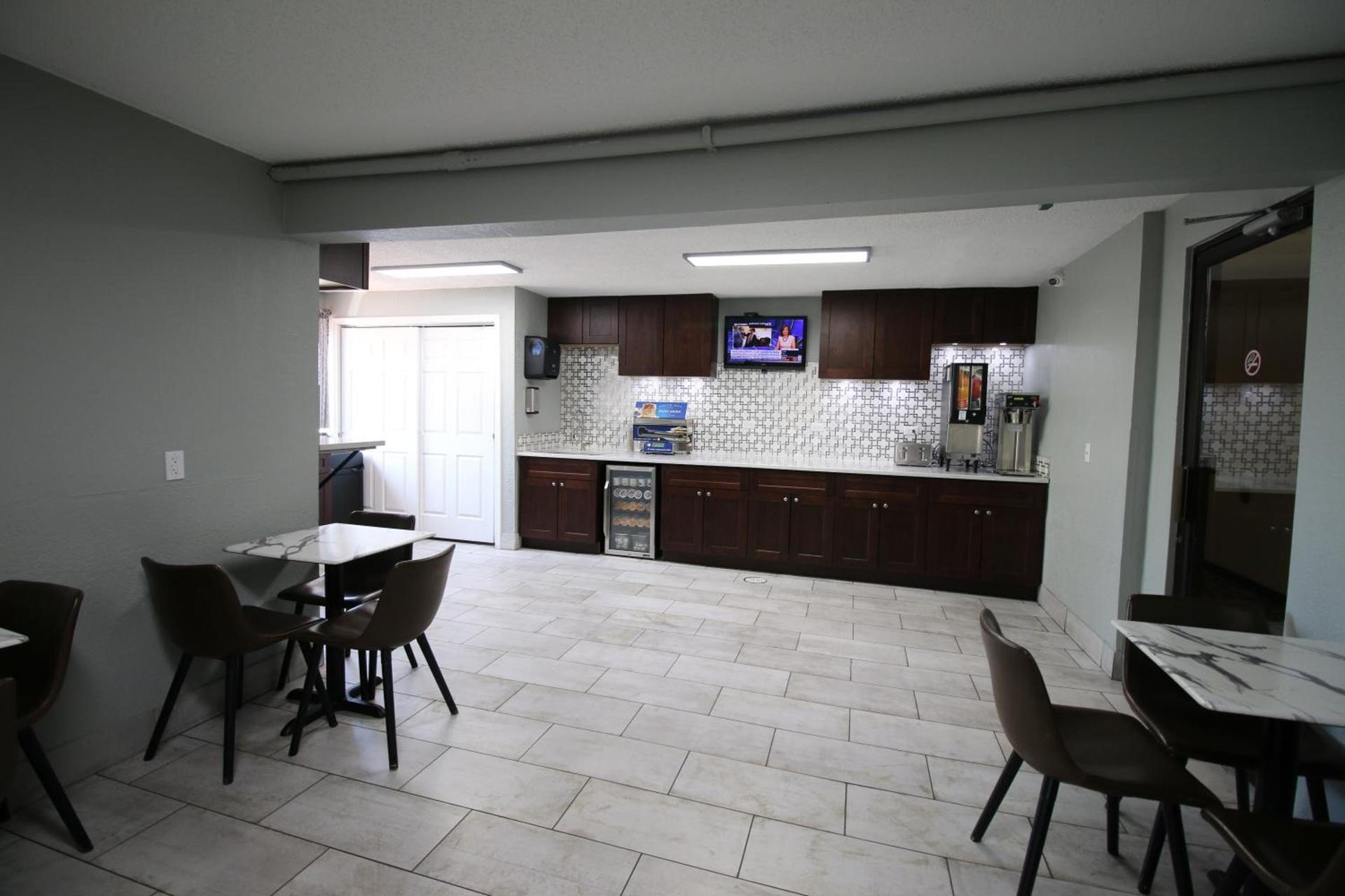 Super 8 by Wyndham Kenosha/Pleasant Prairie photo 25