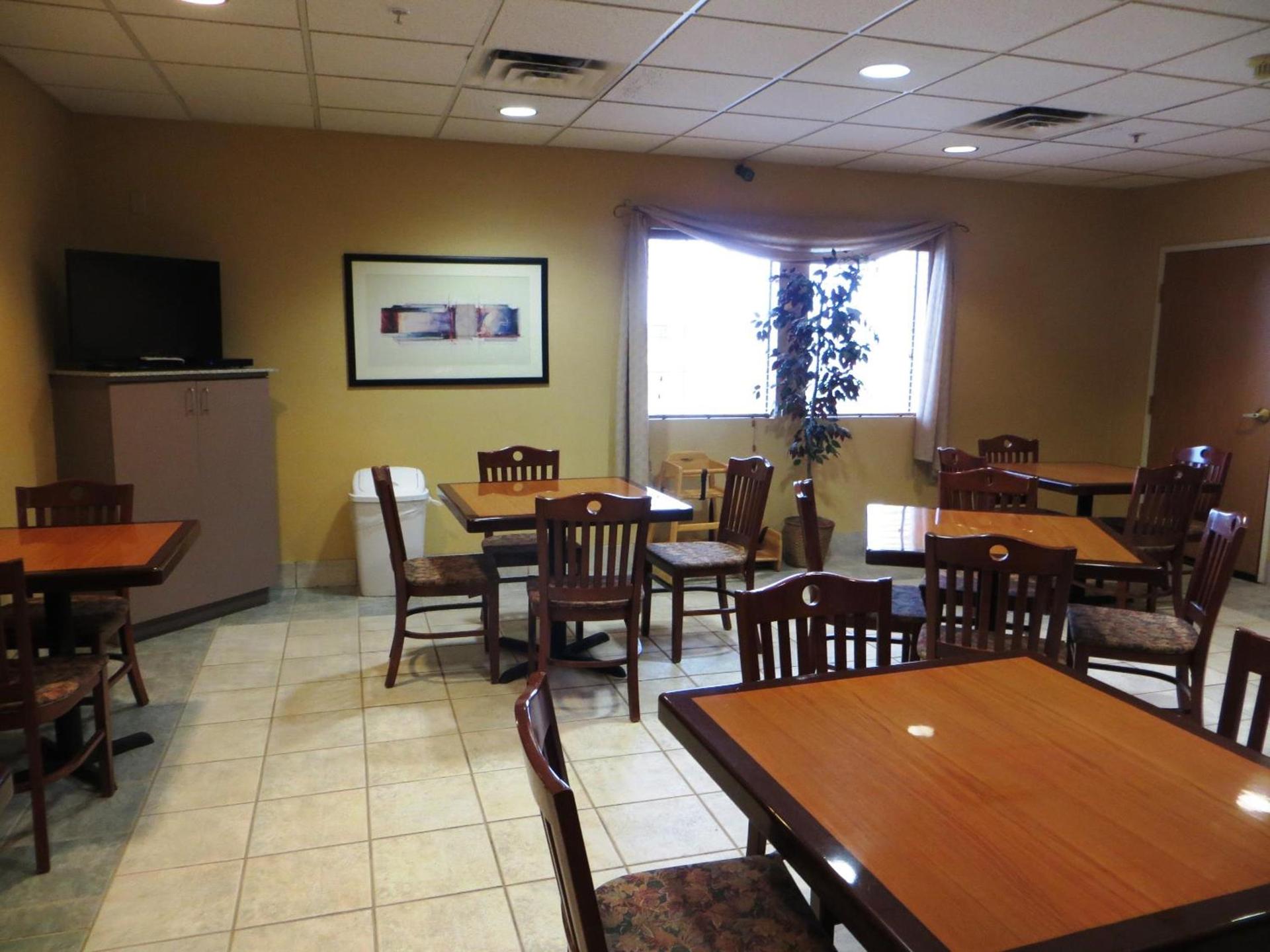 Baymont by Wyndham Fort Wayne photo 53