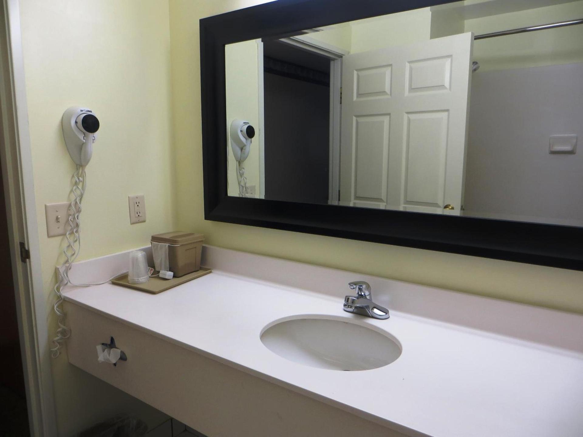 Baymont by Wyndham Fort Wayne photo 49