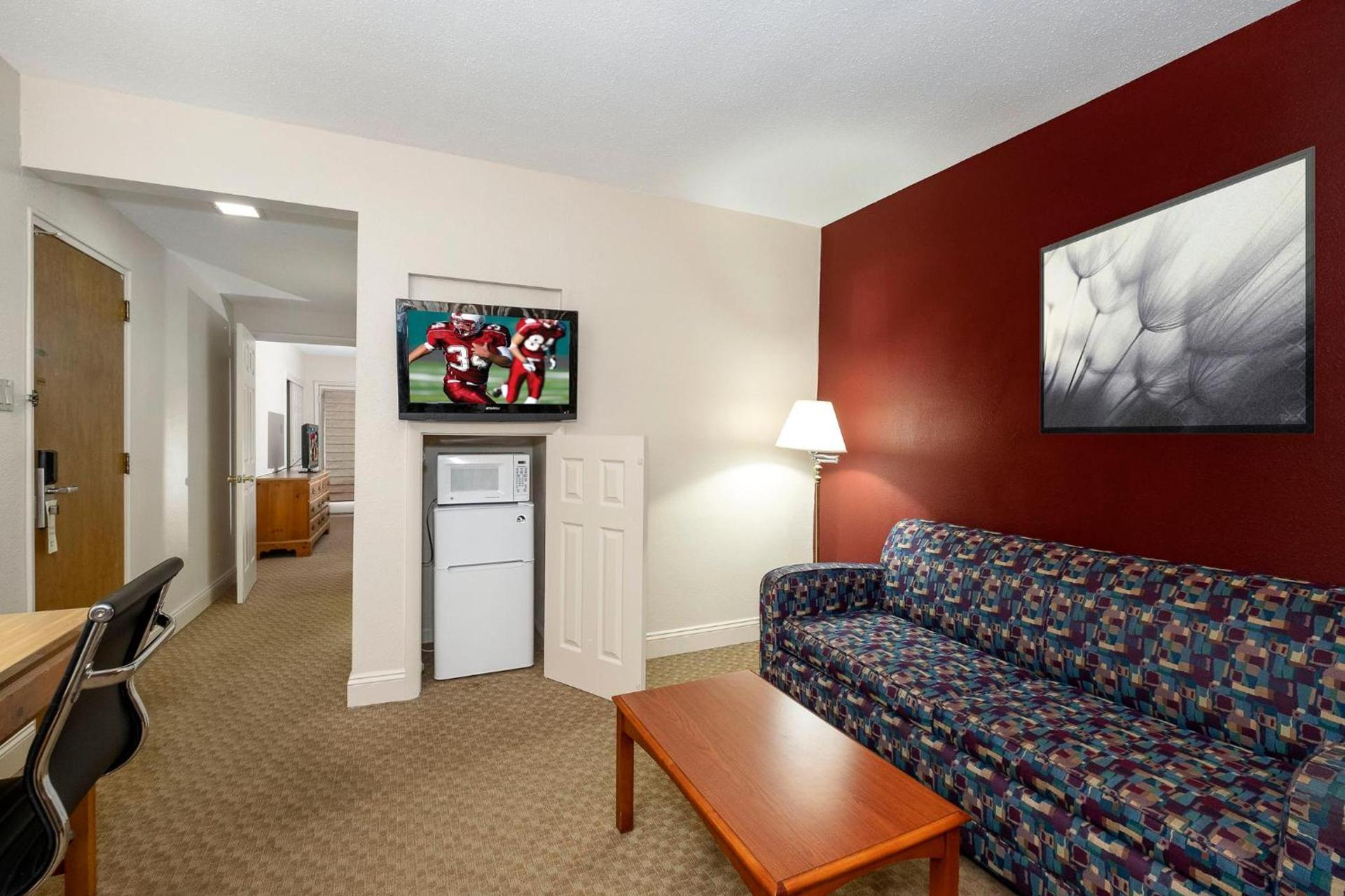 Red Roof Inn & Suites Hazleton photo 32