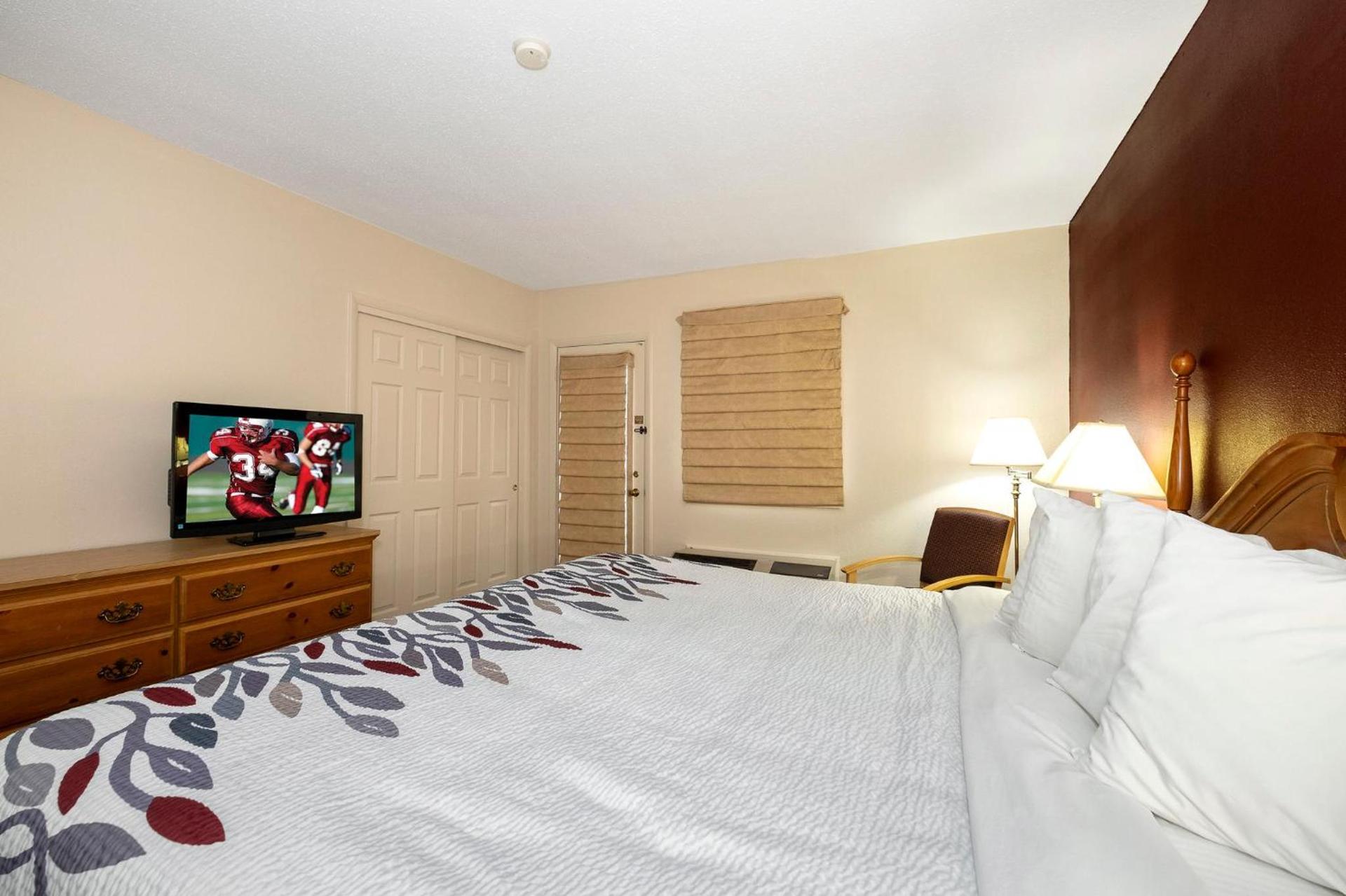 Red Roof Inn & Suites Hazleton photo 29