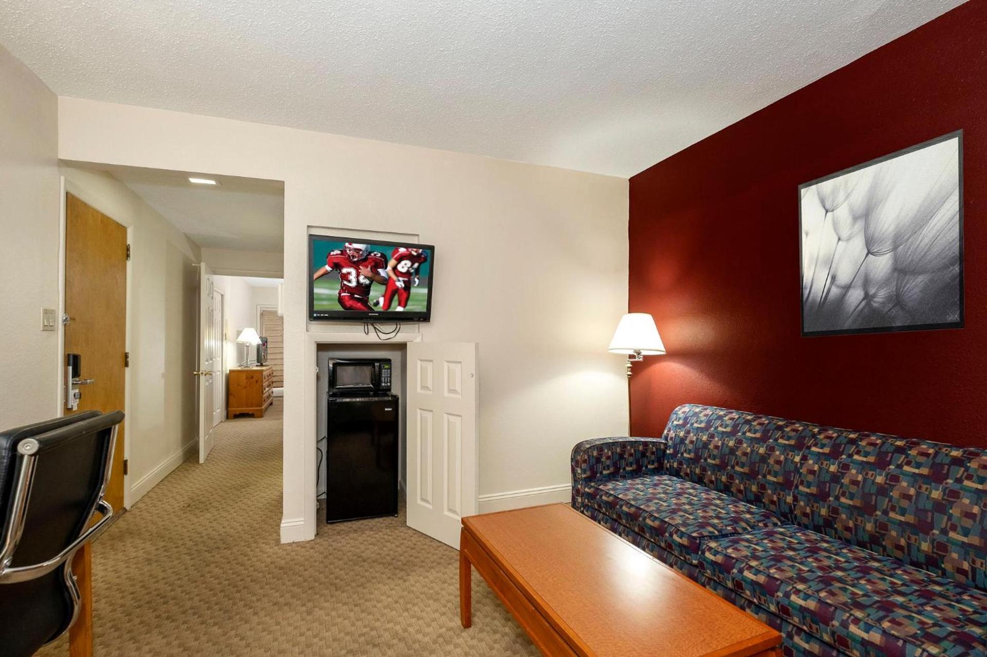 Red Roof Inn & Suites Hazleton photo 31
