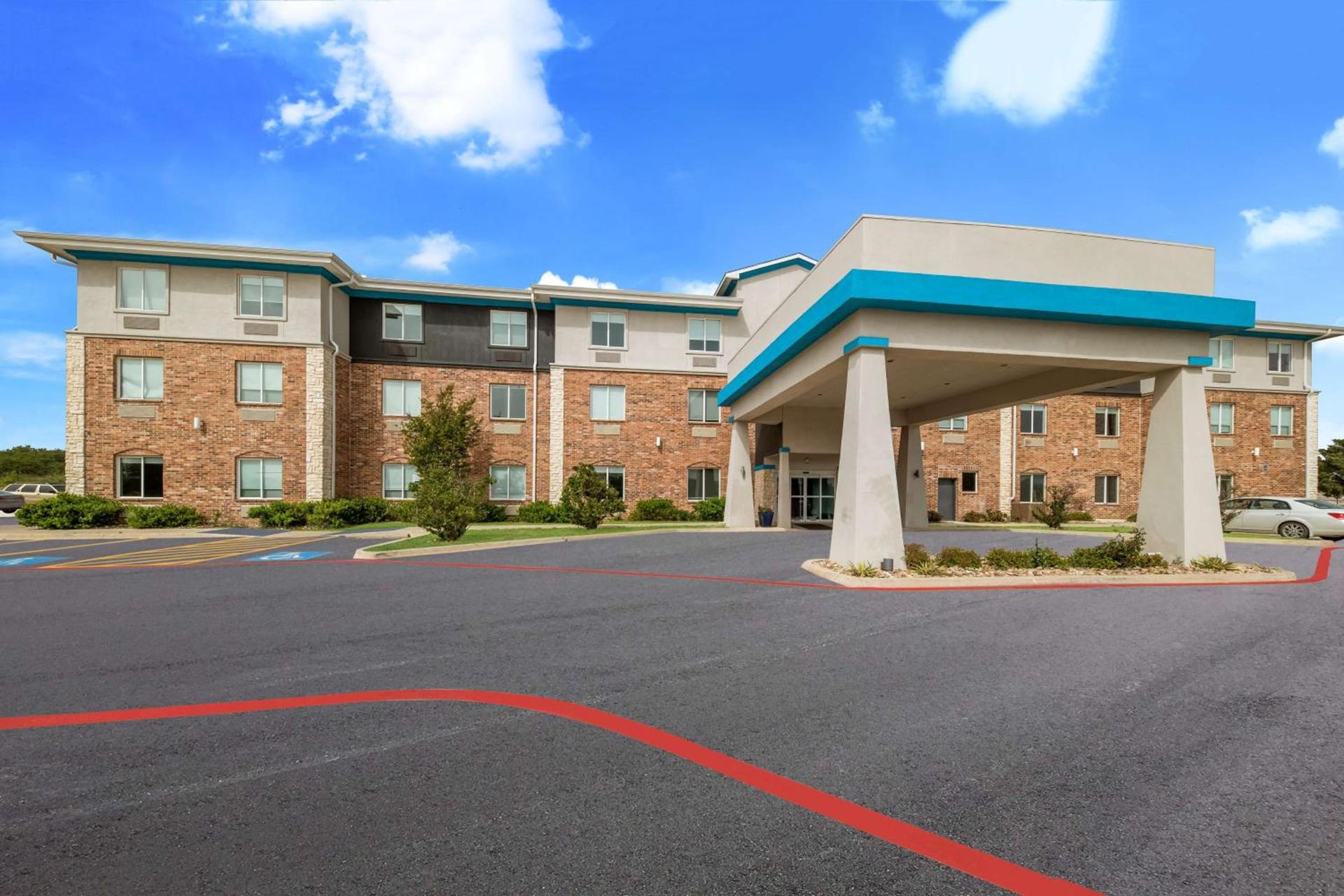 Best Western Plus Bowie Inn & Suites photo 9