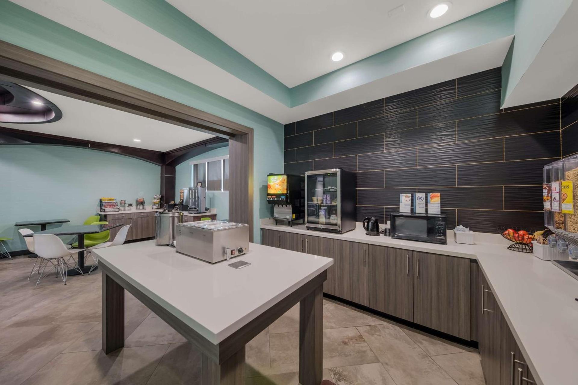Best Western Plus Bowie Inn & Suites photo 3
