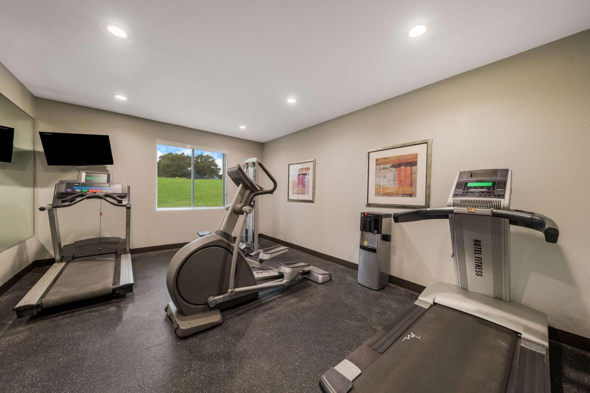 Best Western Plus Bowie Inn & Suites photo 7