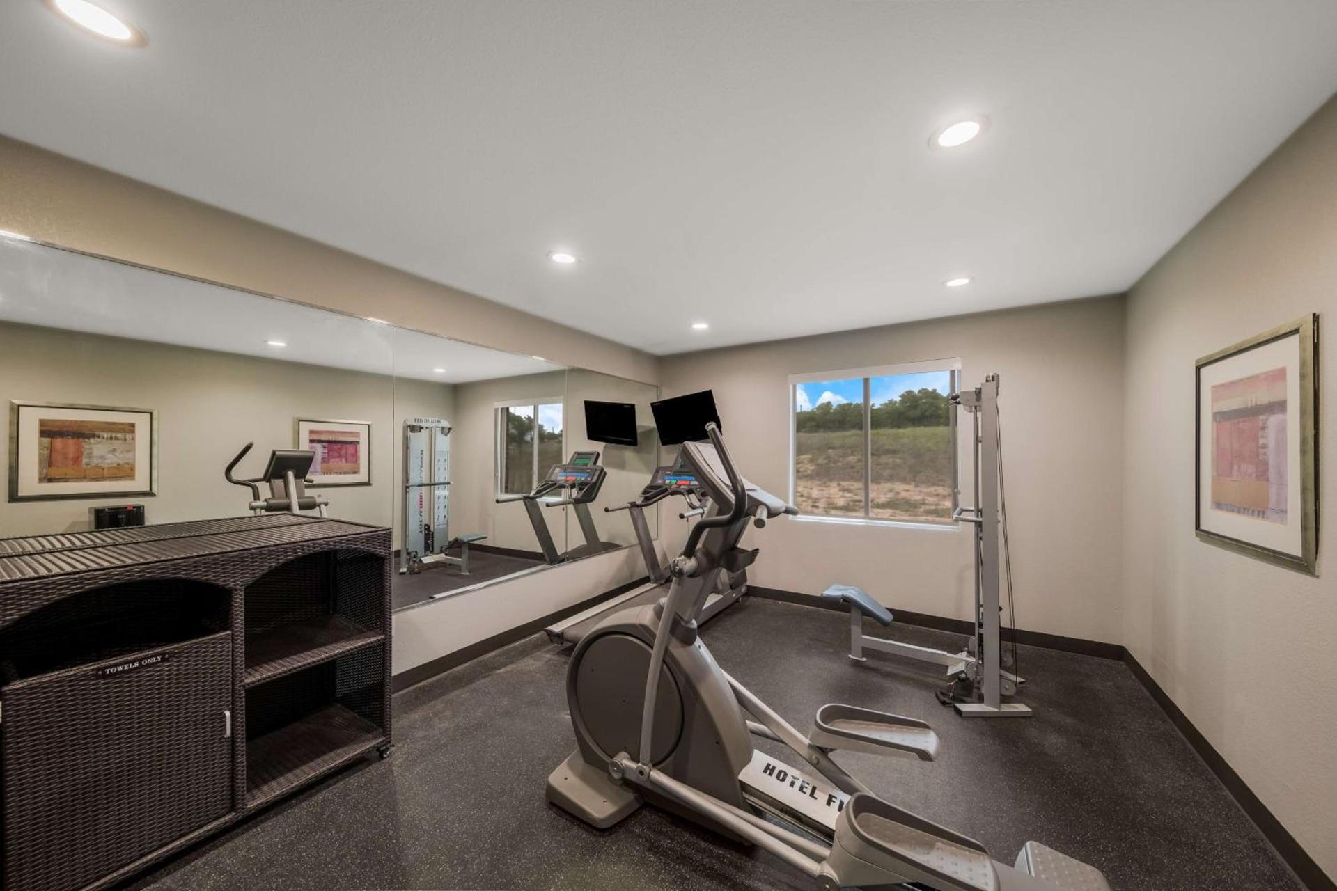 Best Western Plus Bowie Inn & Suites photo 33