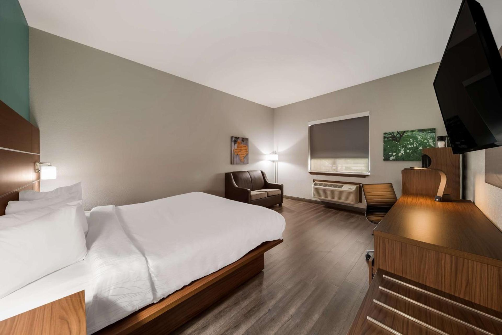 Best Western Plus Bowie Inn & Suites photo 11