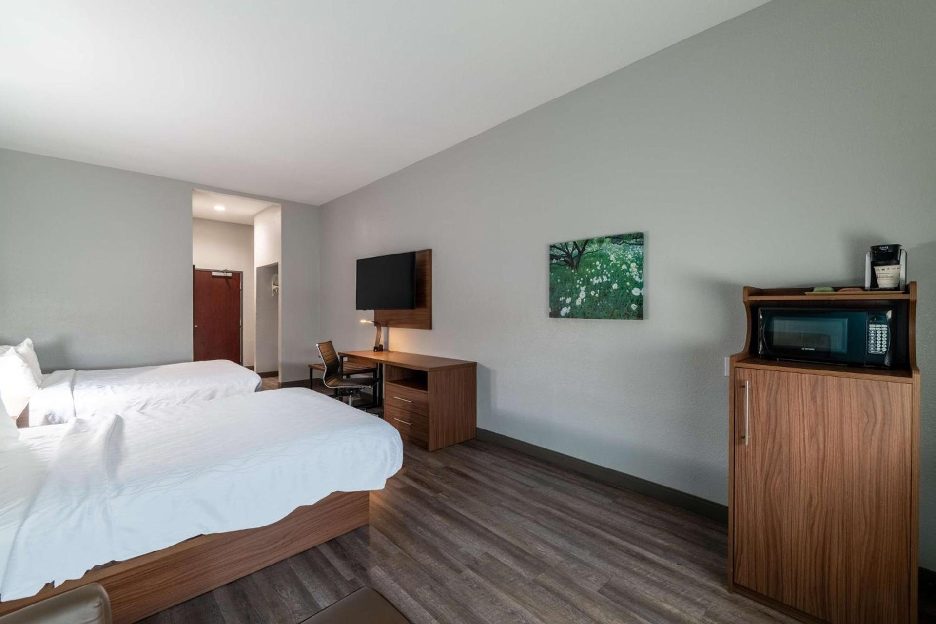 Best Western Plus Bowie Inn & Suites photo 16