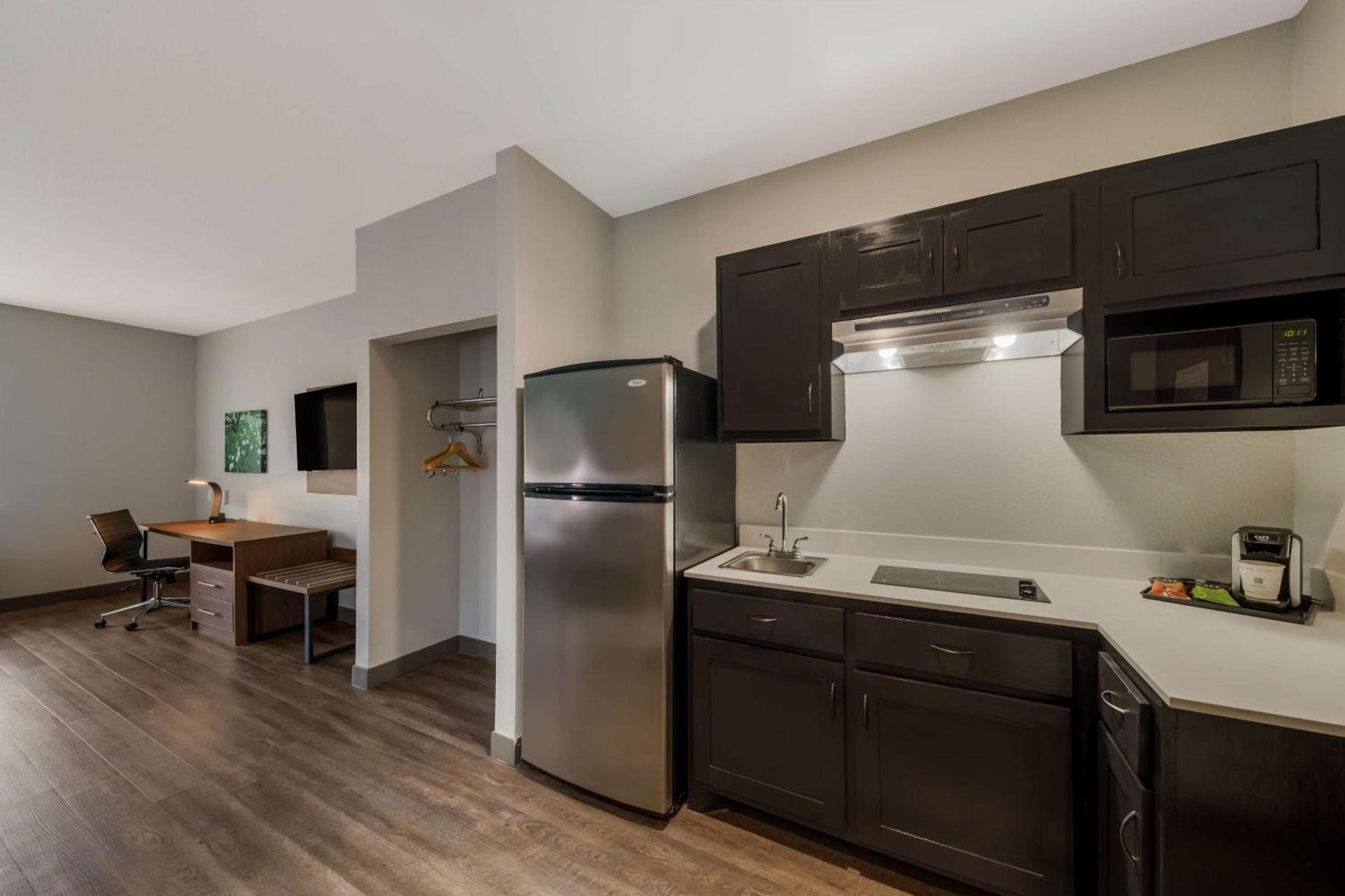Best Western Plus Bowie Inn & Suites photo 18