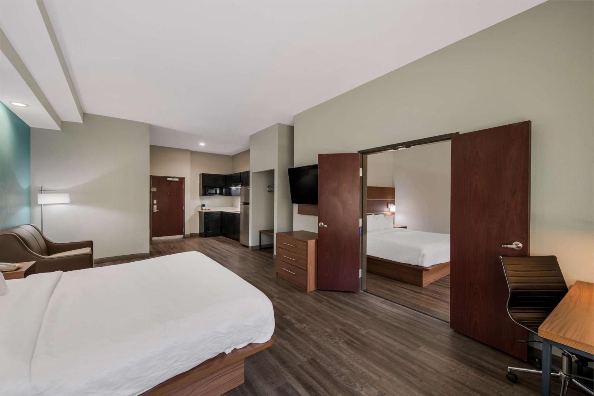 Best Western Plus Bowie Inn & Suites photo 23