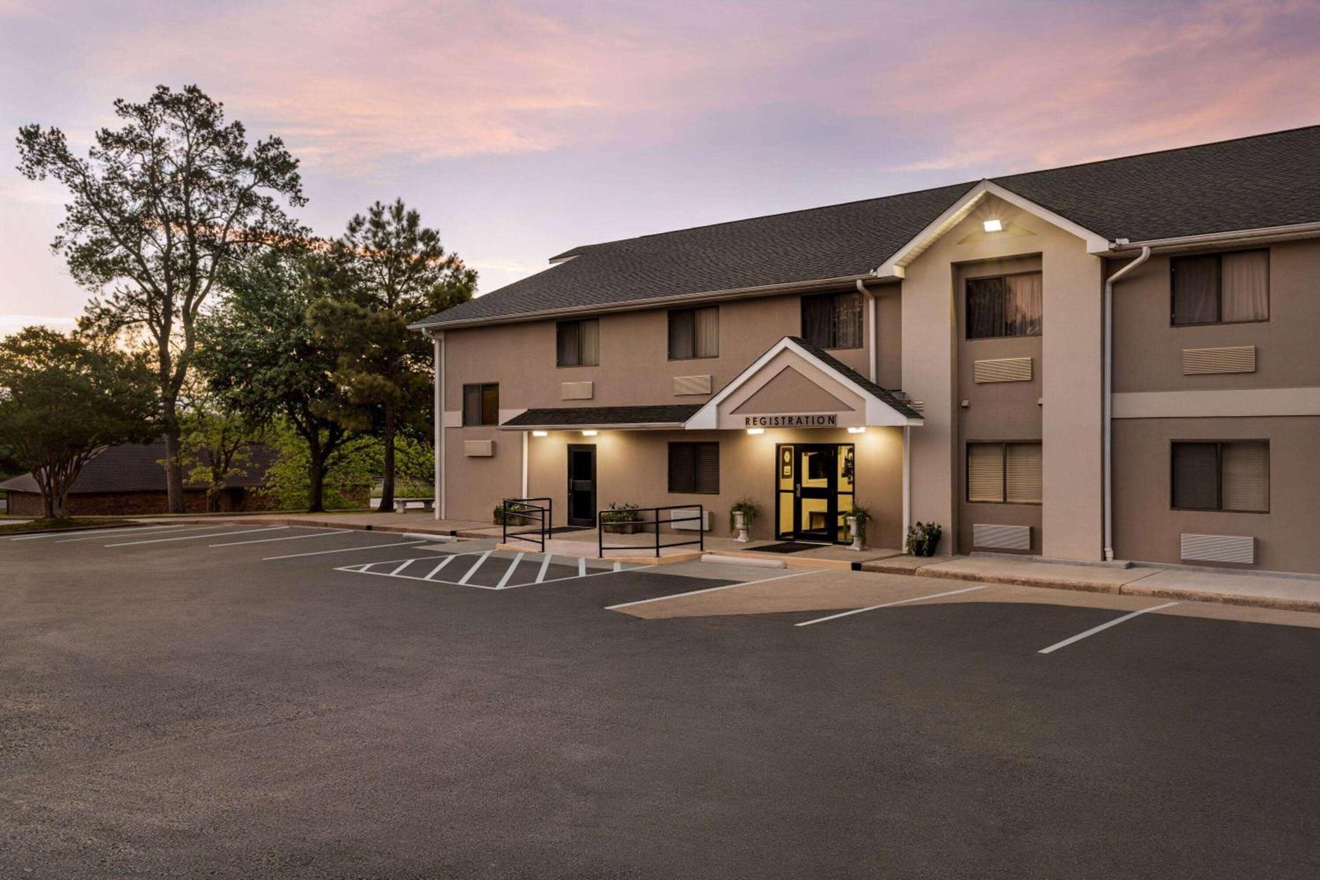 Baymont by Wyndham Hearne photo 3