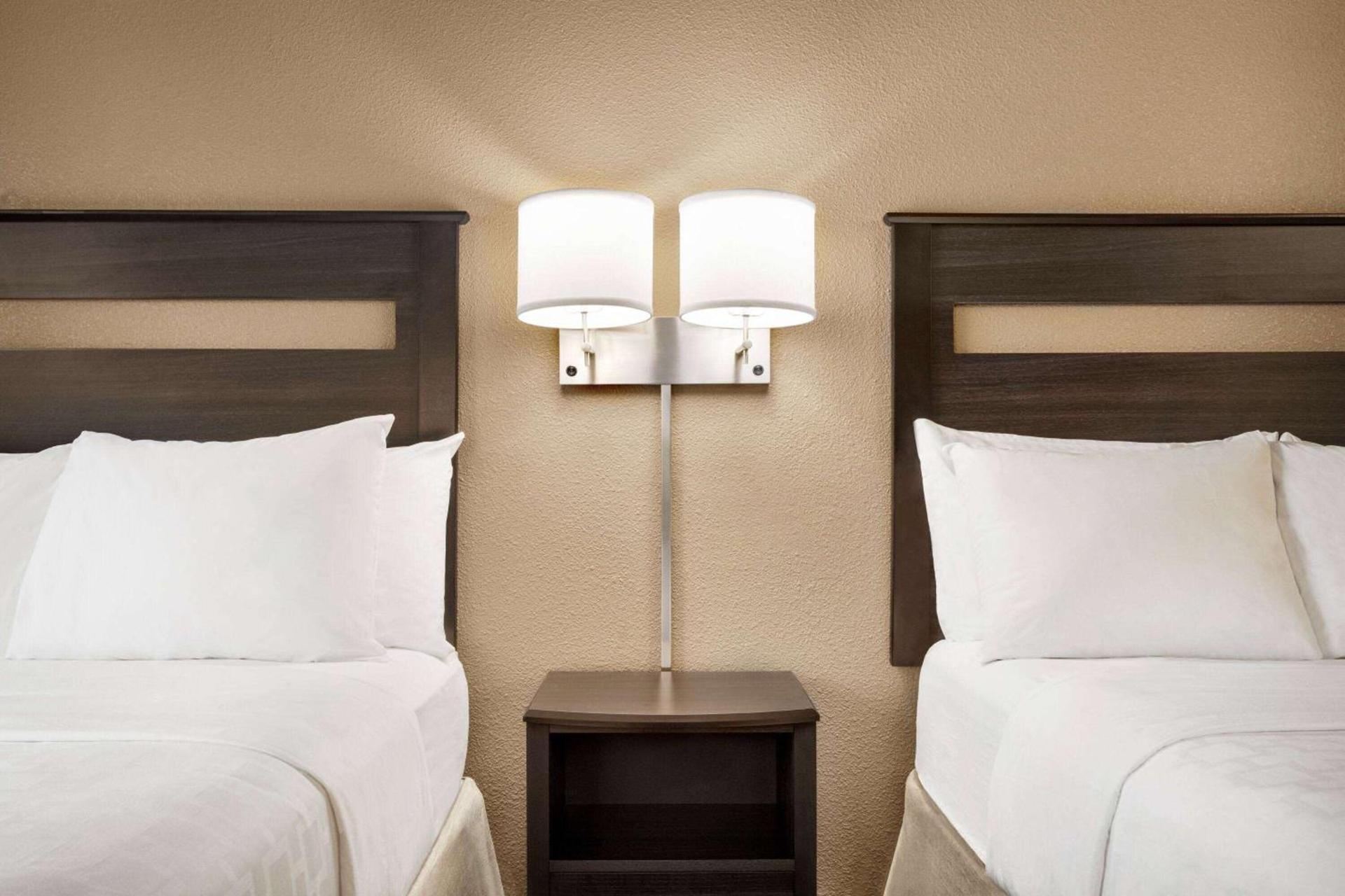 Baymont by Wyndham Hearne photo 29