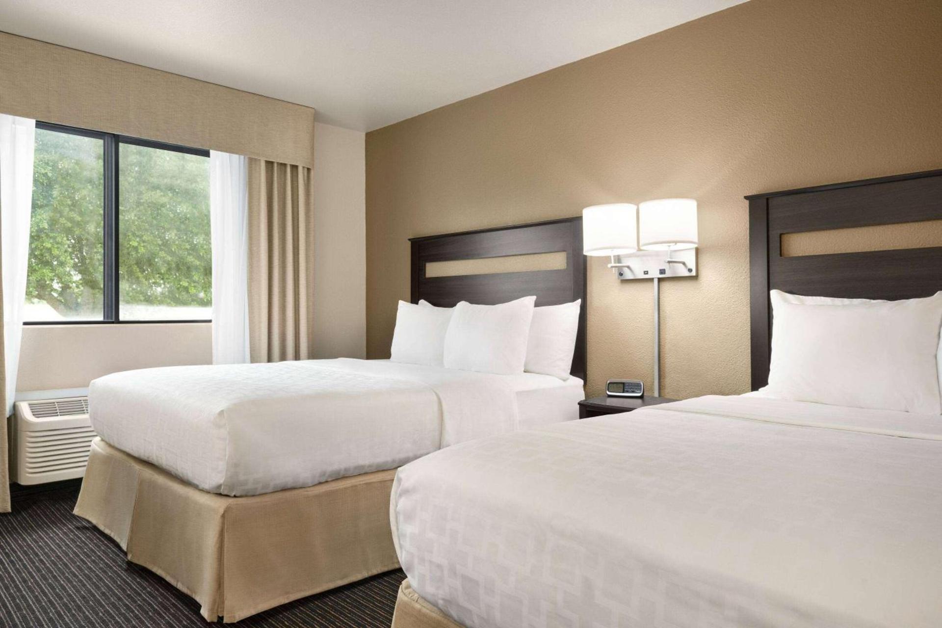 Baymont by Wyndham Hearne photo 30